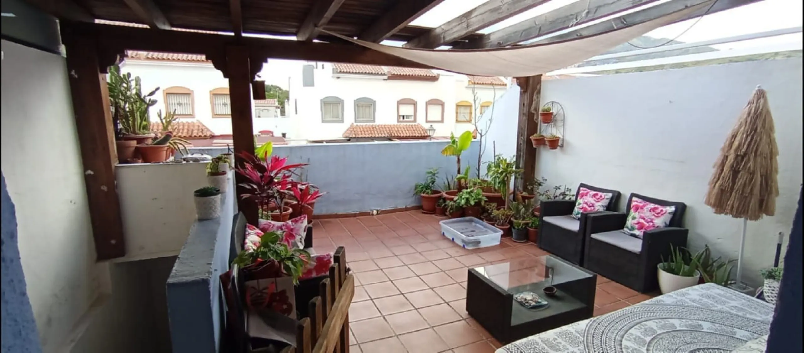 Discover this beautiful townhouse spanning 186 m² built area with 80 m² of terraces offering breathtaking views of the sea and mountains. Exceptionally spacious and filled with natural light, this property is situated in a peaceful residential area, just 