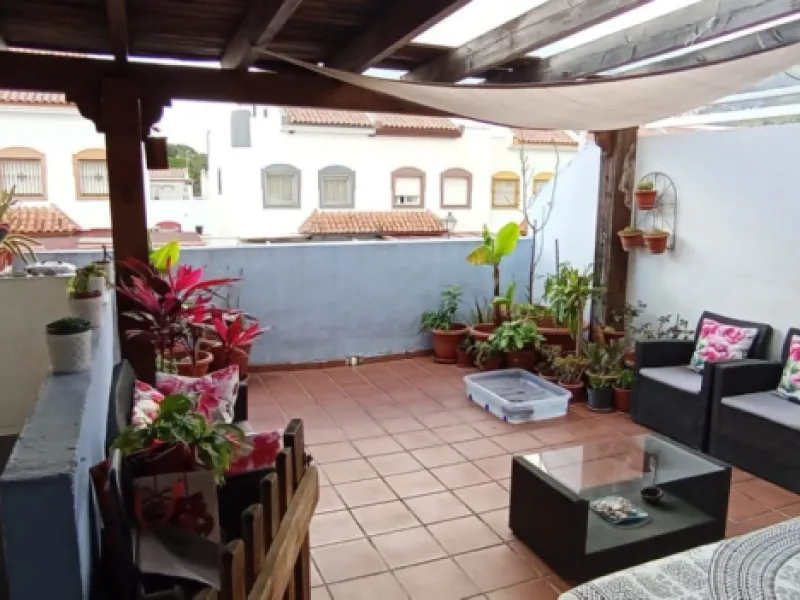 Discover this beautiful townhouse spanning 186 m² built area with 80 m² of terraces offering breathtaking views of the sea and mountains. Exceptionally spacious and filled with natural light, this property is situated in a peaceful residential area, just 