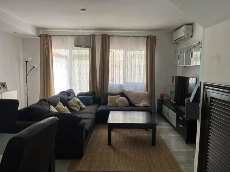 Discover this beautiful townhouse spanning 186 m² built area with 80 m² of terraces offering breathtaking views of the sea and mountains. Exceptionally spacious and filled with natural light, this property is situated in a peaceful residential area, just 