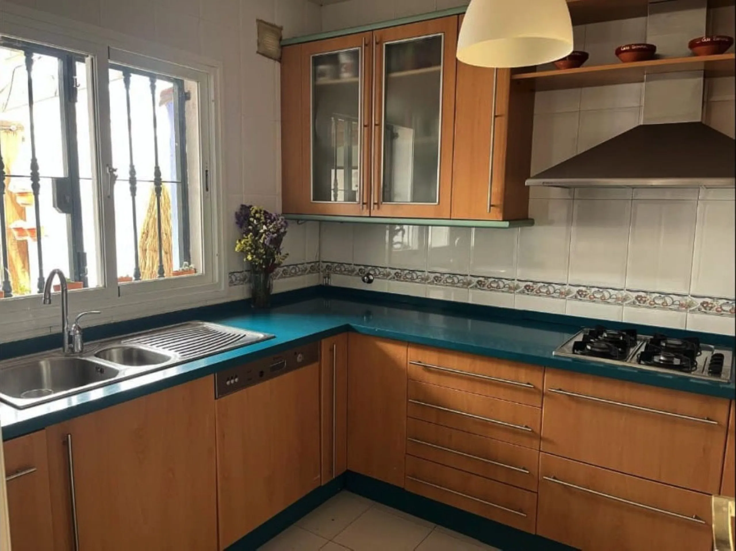 Discover this beautiful townhouse spanning 186 m² built area with 80 m² of terraces offering breathtaking views of the sea and mountains. Exceptionally spacious and filled with natural light, this property is situated in a peaceful residential area, just 