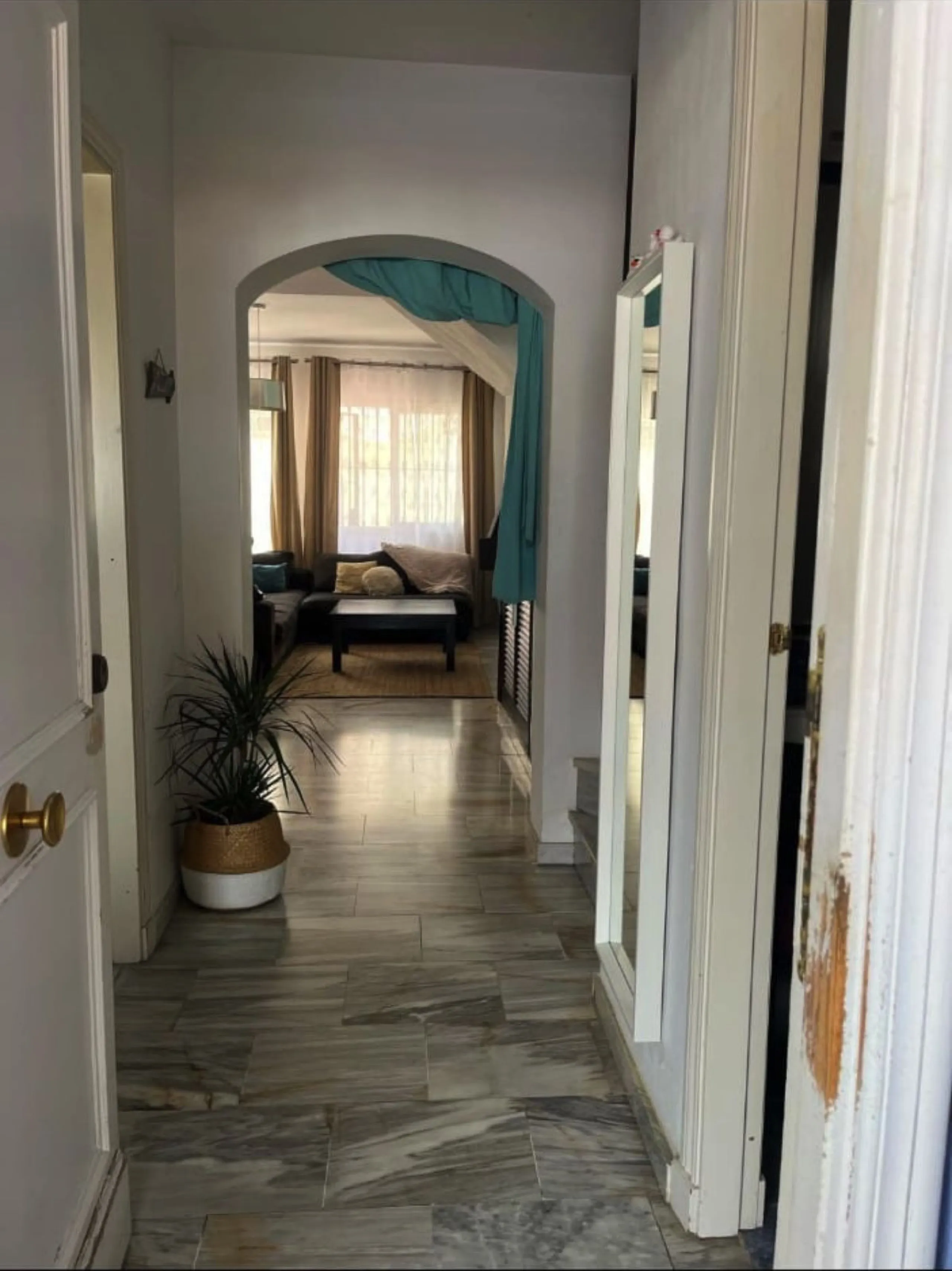 Discover this beautiful townhouse spanning 186 m² built area with 80 m² of terraces offering breathtaking views of the sea and mountains. Exceptionally spacious and filled with natural light, this property is situated in a peaceful residential area, just 