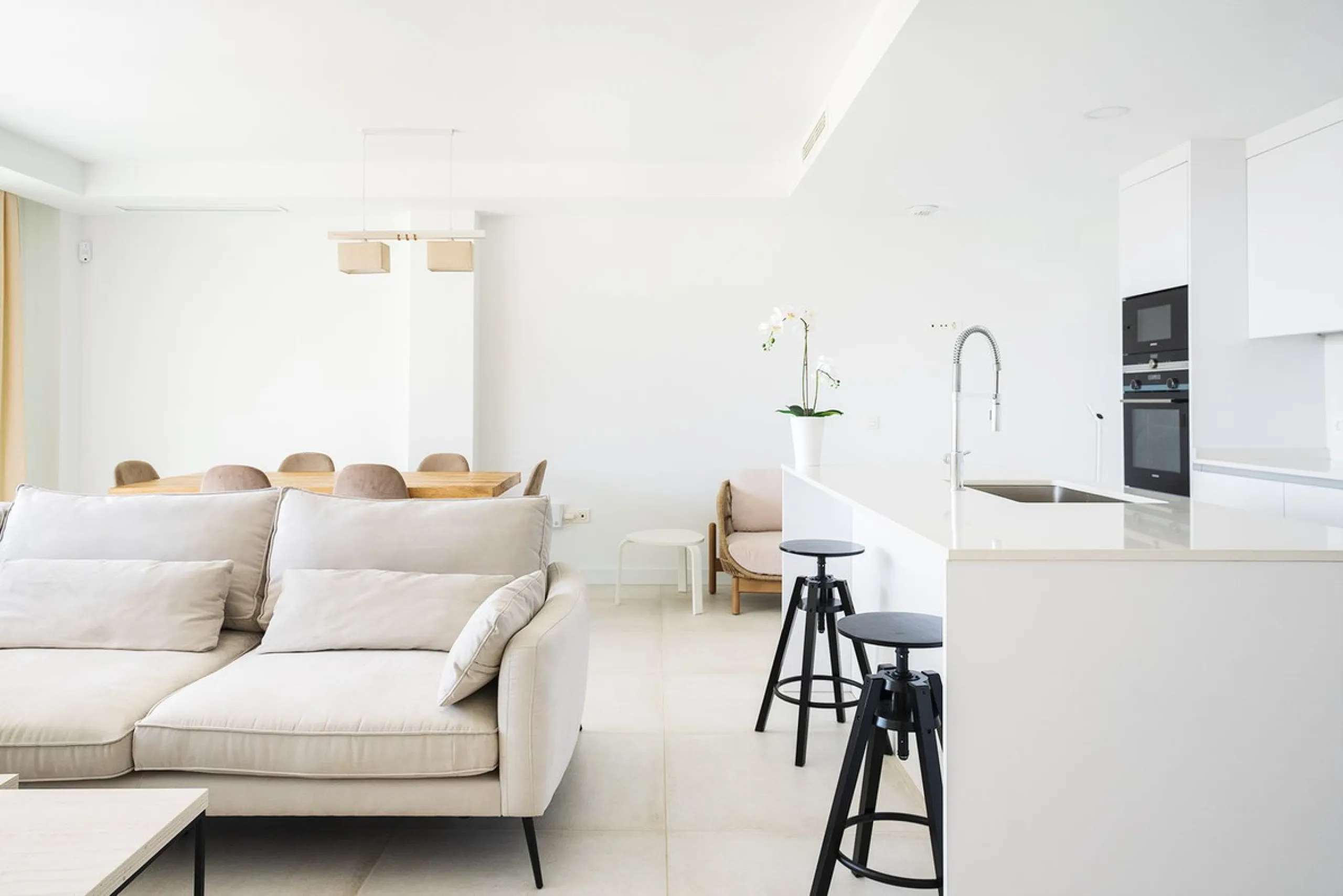 Elegant modern townhouse 500 m from the sea: comfort, style, and nature