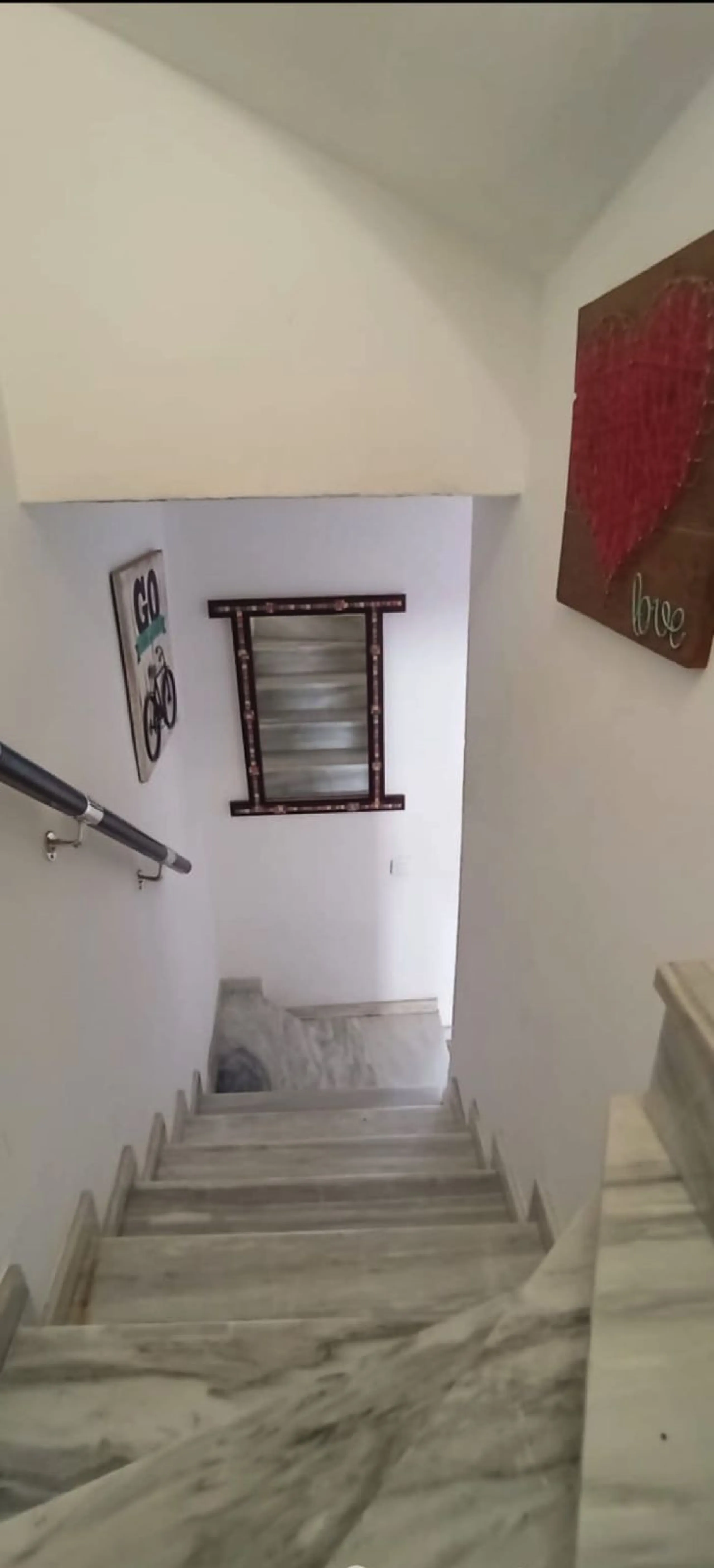 Discover this beautiful townhouse spanning 186 m² built area with 80 m² of terraces offering breathtaking views of the sea and mountains. Exceptionally spacious and filled with natural light, this property is situated in a peaceful residential area, just 