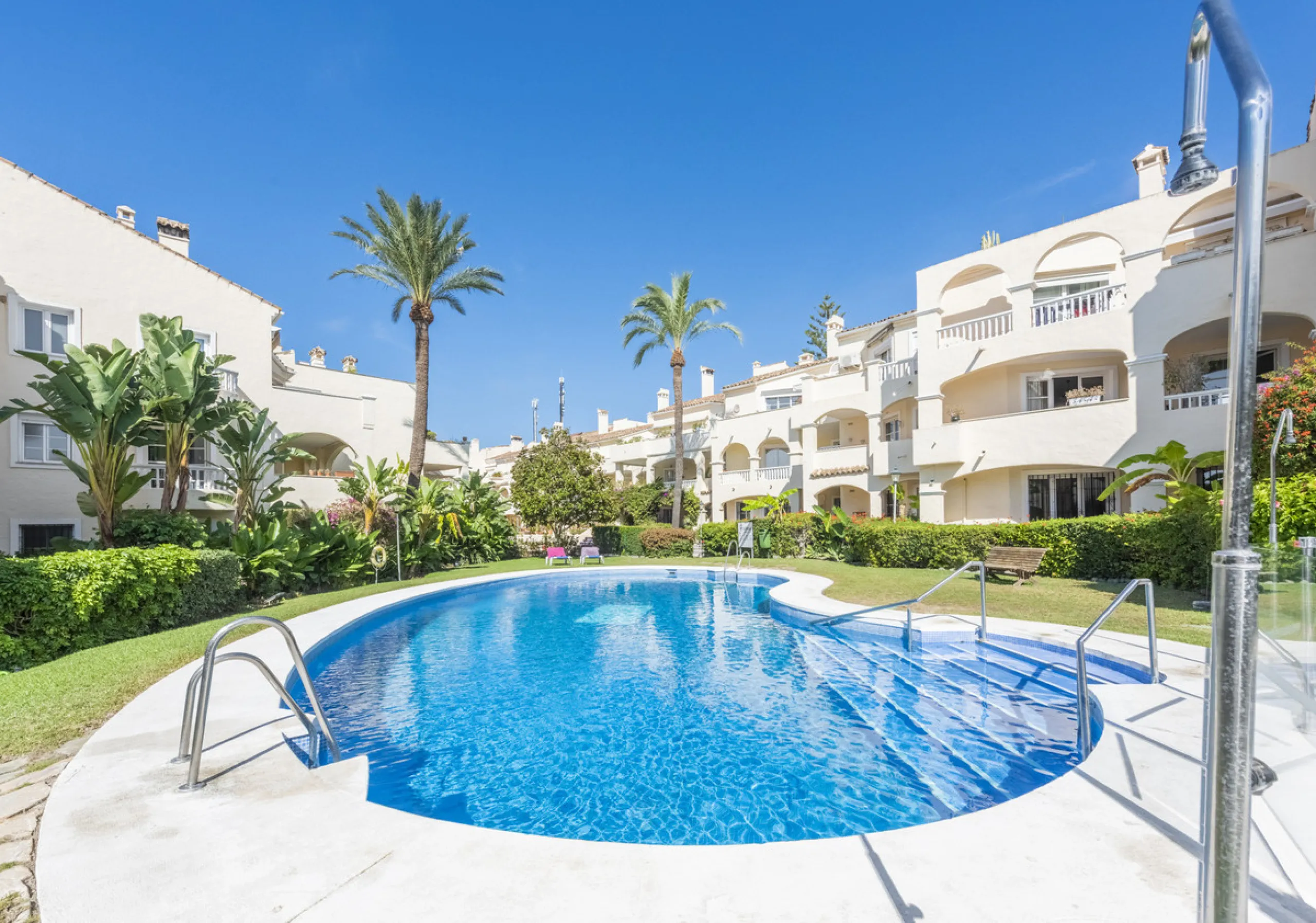 Apartment - Middle Floor Apartment в продаже в Estepona, Málaga. В доме 3 спален и 2 ванных комнат. Площадь дома 141 м²
