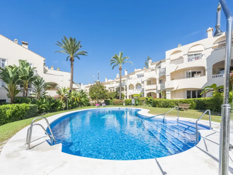 Spacious 3-Bedroom Corner Apartment with Multiple Terraces in El Paraíso, Estepona