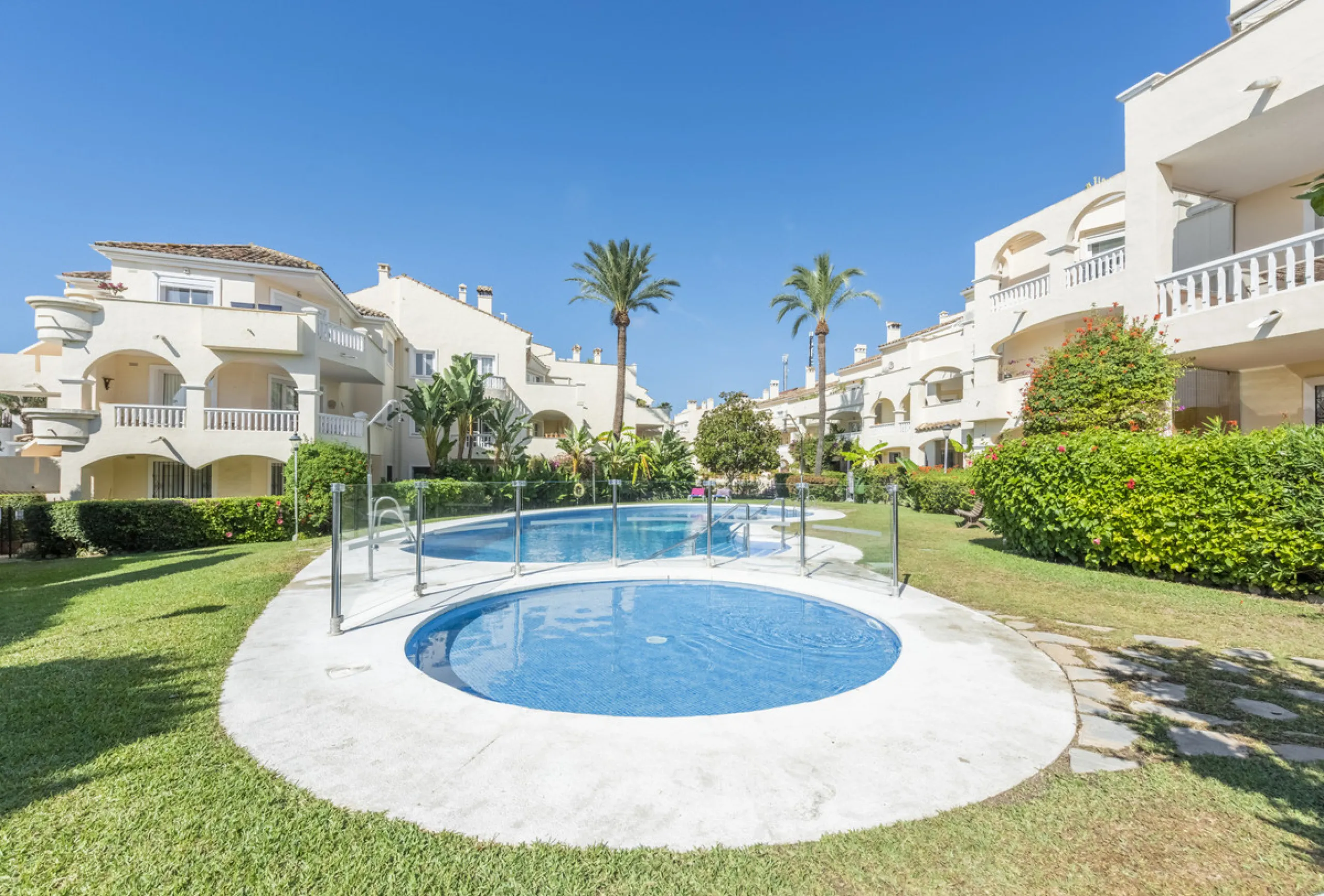 Apartment - Middle Floor Apartment в продаже в Estepona, Málaga. В доме 3 спален и 2 ванных комнат. Площадь дома 141 м²