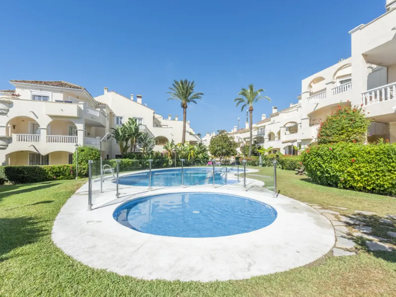 Apartment - Middle Floor Apartment в продаже в Estepona, Málaga. В доме 3 спален и 2 ванных комнат. Площадь дома 141 м²
