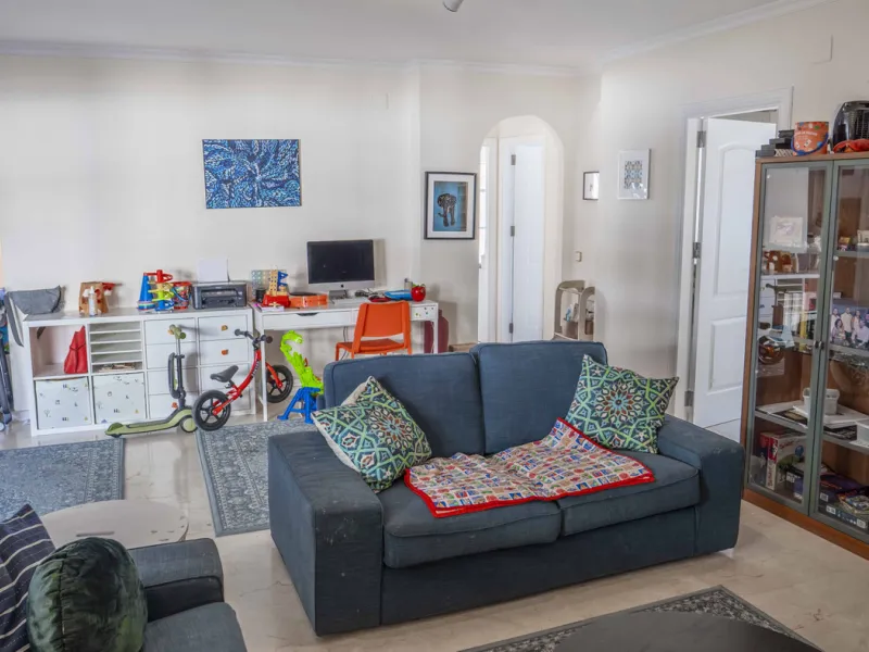 Apartment - Middle Floor Apartment в продаже в Estepona, Málaga. В доме 3 спален и 2 ванных комнат. Площадь дома 141 м²