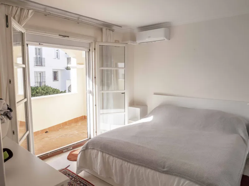 Apartment - Middle Floor Apartment в продаже в Estepona, Málaga. В доме 3 спален и 2 ванных комнат. Площадь дома 141 м²