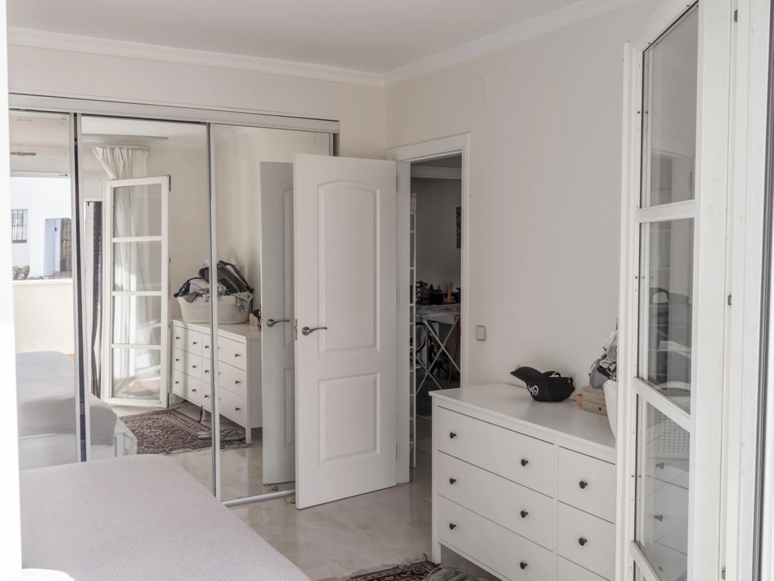 Apartment - Middle Floor Apartment в продаже в Estepona, Málaga. В доме 3 спален и 2 ванных комнат. Площадь дома 141 м²