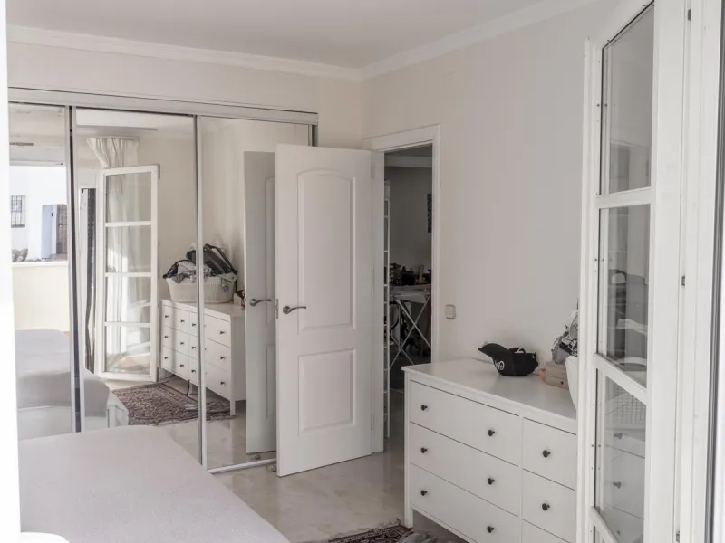 Apartment - Middle Floor Apartment в продаже в Estepona, Málaga. В доме 3 спален и 2 ванных комнат. Площадь дома 141 м²