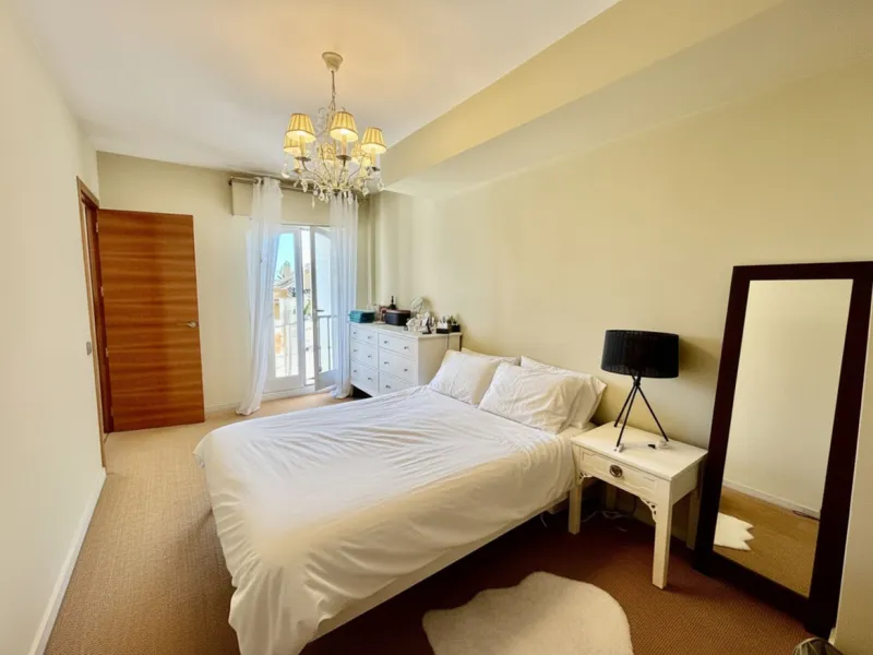 Duplex-Wohnung mit Südbalkonen, Solarium, Stellplatz und Abstellraum in Rocamar, Nagüeles, Marbella. Schnell zu verkaufen für nur 465.000 €