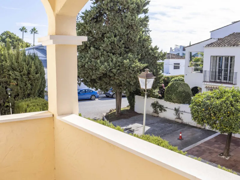 Apartment - Middle Floor Apartment в продаже в Estepona, Málaga. В доме 3 спален и 2 ванных комнат. Площадь дома 141 м²