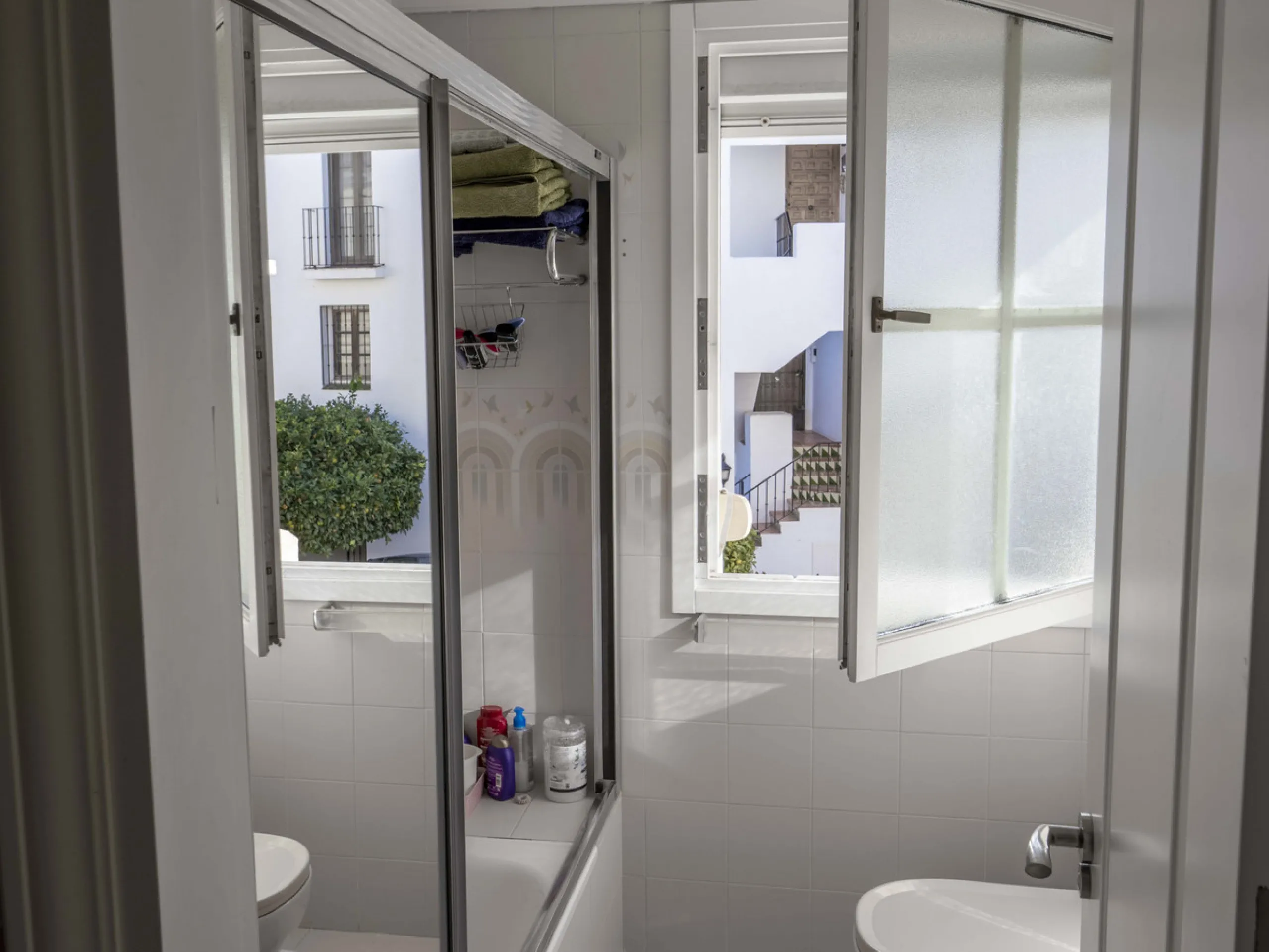 Apartment - Middle Floor Apartment в продаже в Estepona, Málaga. В доме 3 спален и 2 ванных комнат. Площадь дома 141 м²