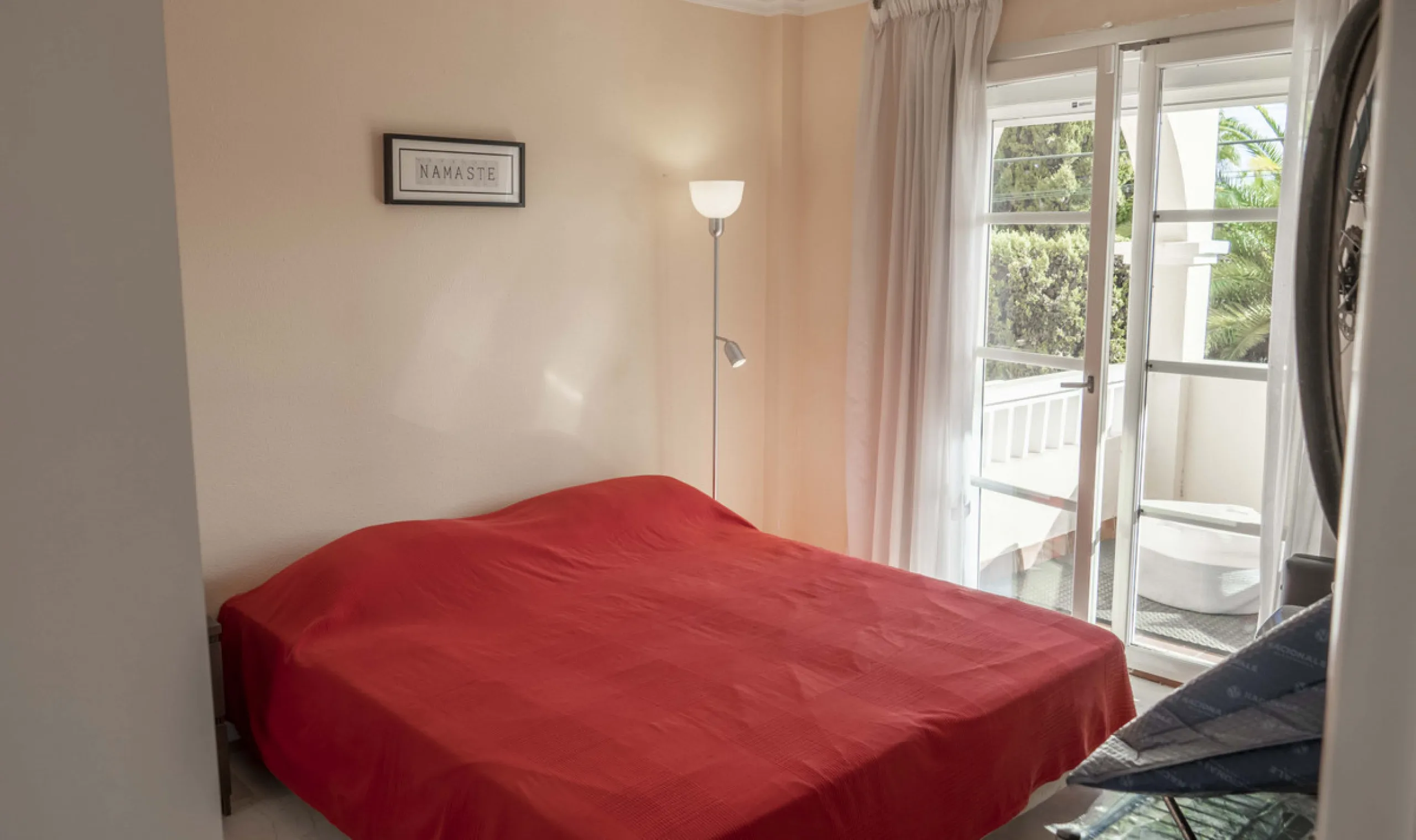 Apartment - Middle Floor Apartment в продаже в Estepona, Málaga. В доме 3 спален и 2 ванных комнат. Площадь дома 141 м²
