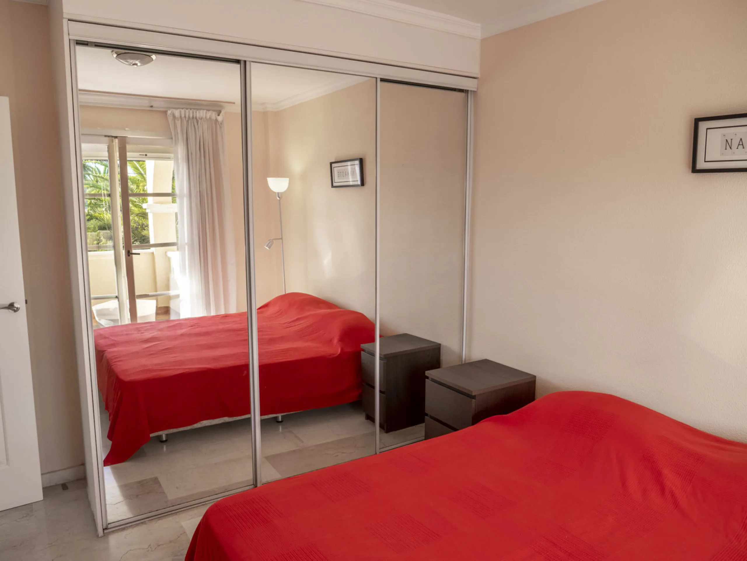 Apartment - Middle Floor Apartment в продаже в Estepona, Málaga. В доме 3 спален и 2 ванных комнат. Площадь дома 141 м²