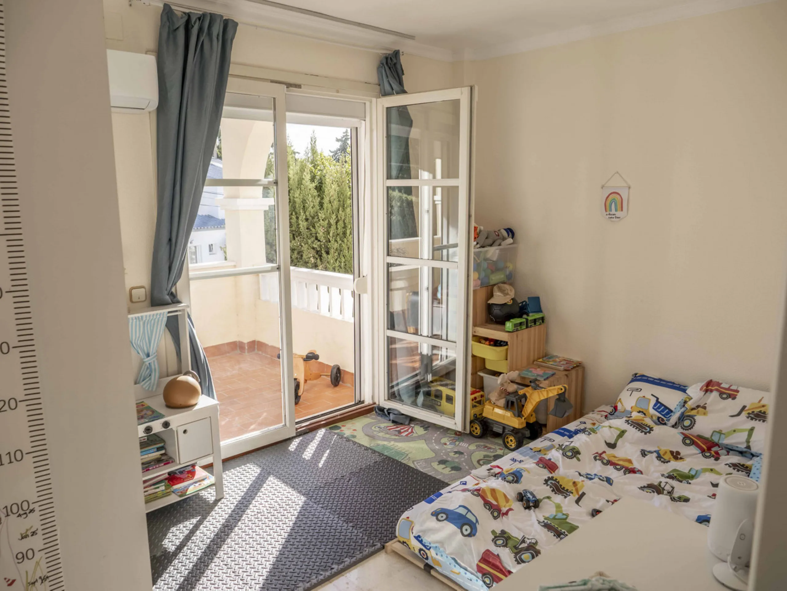 Apartment - Middle Floor Apartment в продаже в Estepona, Málaga. В доме 3 спален и 2 ванных комнат. Площадь дома 141 м²