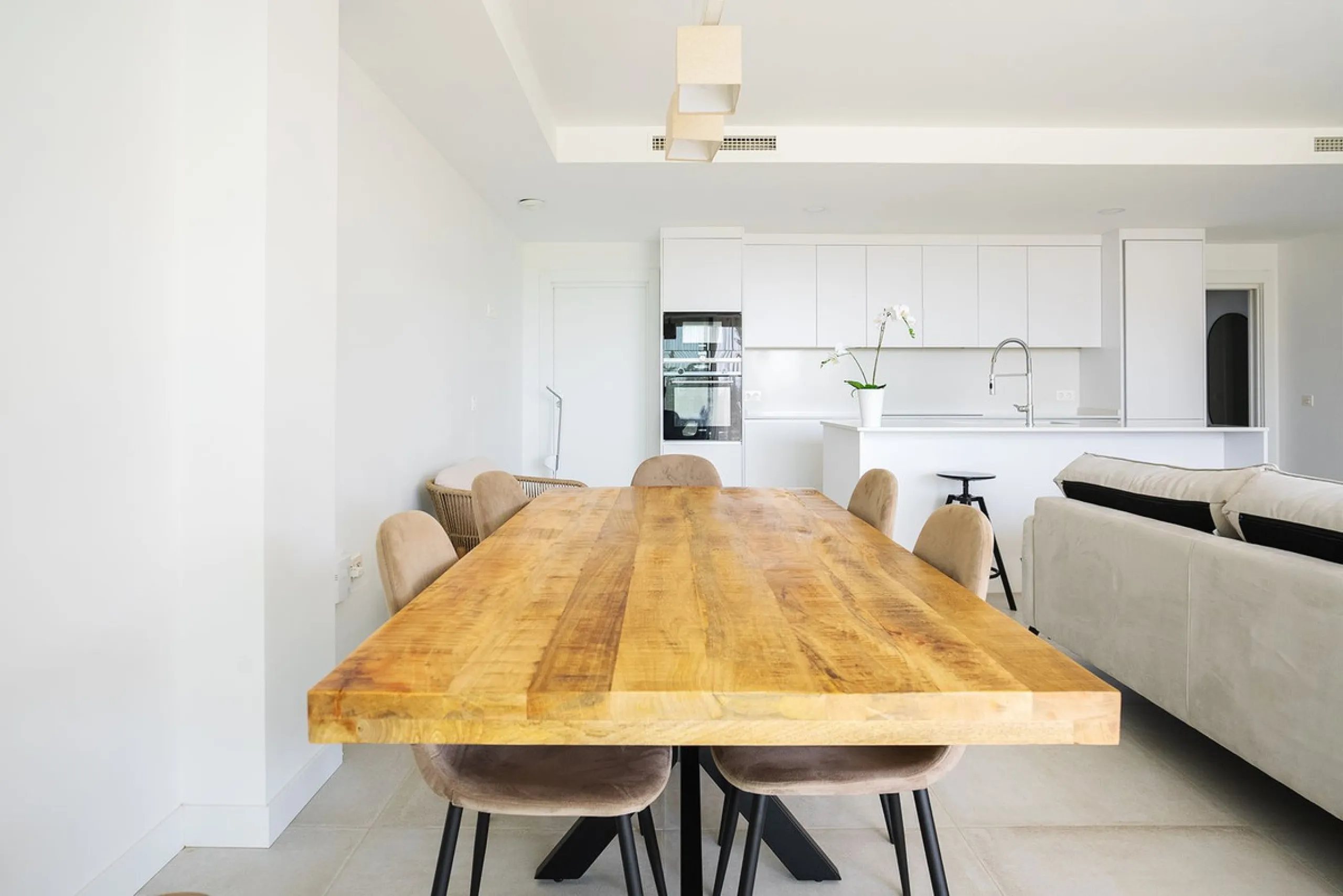 Elegant modern townhouse 500 m from the sea: comfort, style, and nature