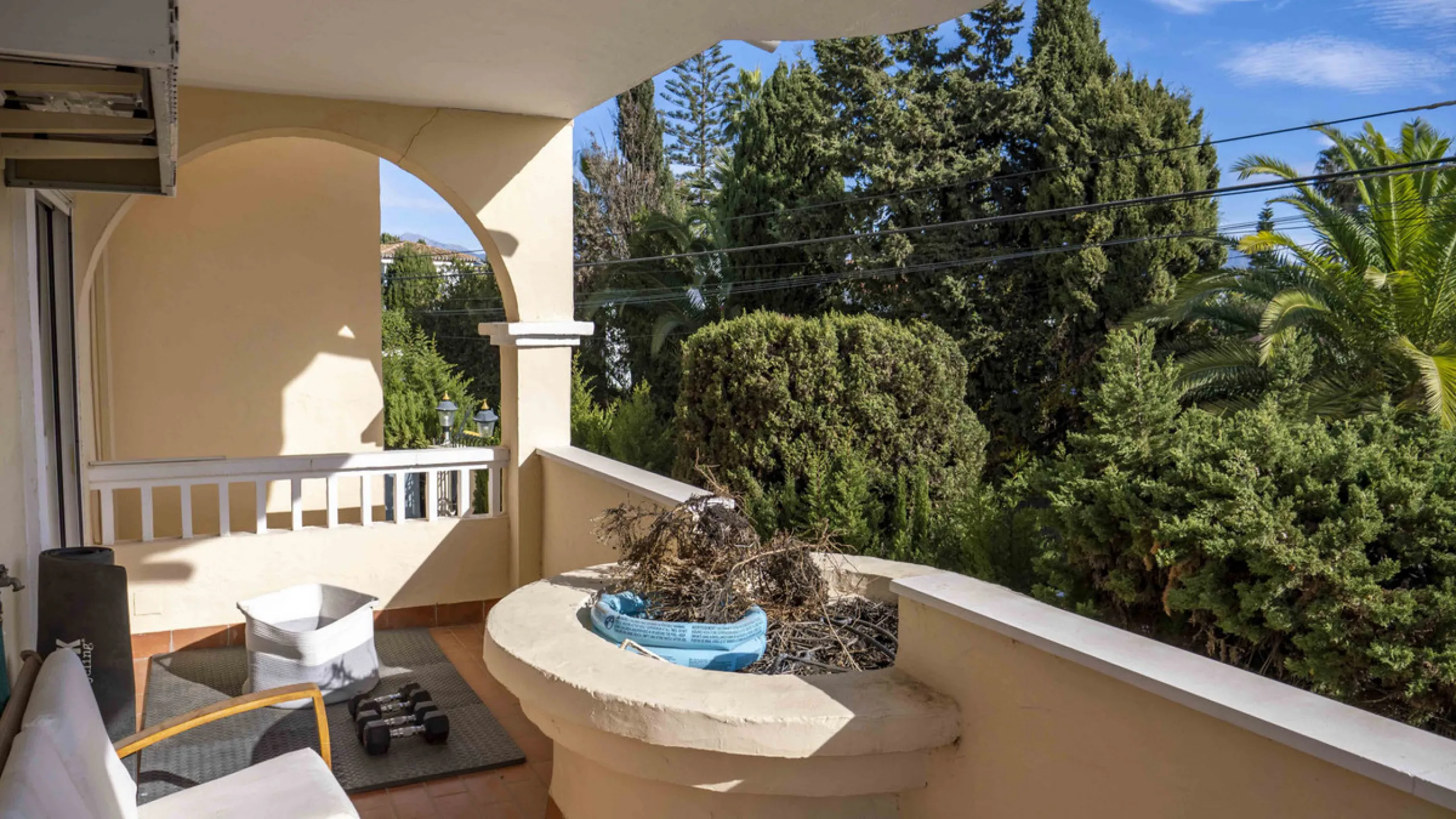 Apartment - Middle Floor Apartment в продаже в Estepona, Málaga. В доме 3 спален и 2 ванных комнат. Площадь дома 141 м²