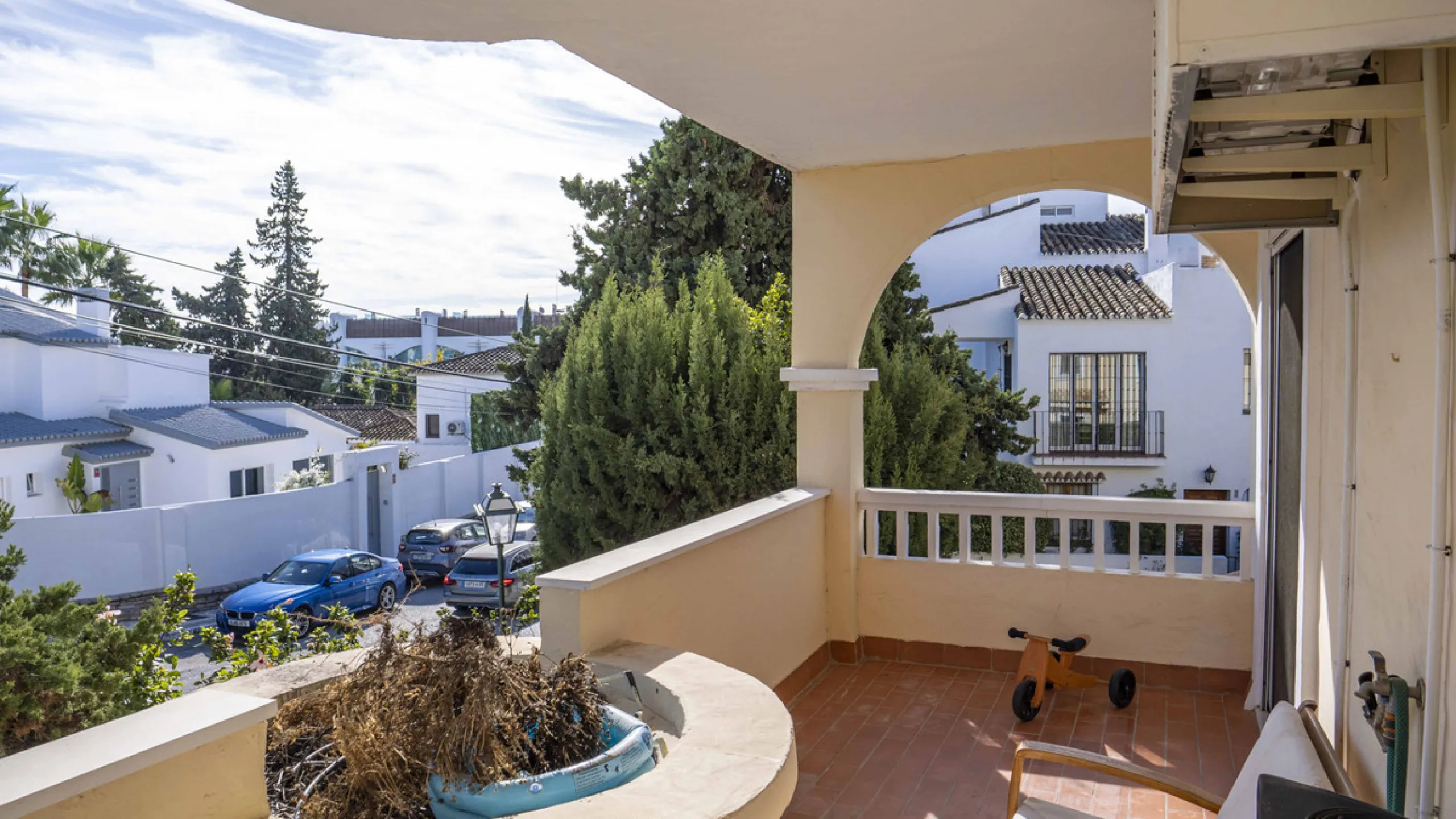 Apartment - Middle Floor Apartment в продаже в Estepona, Málaga. В доме 3 спален и 2 ванных комнат. Площадь дома 141 м²