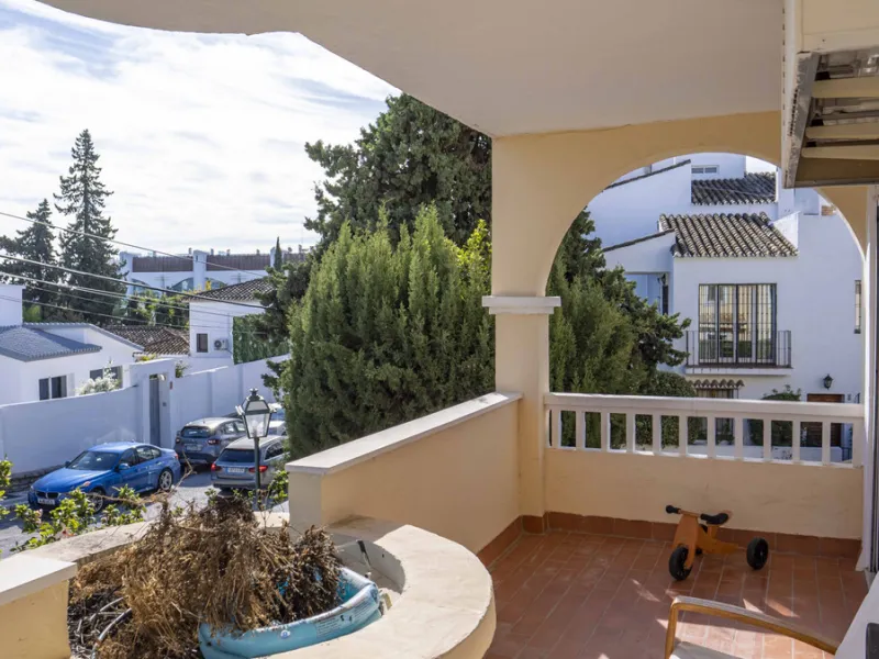 Apartment - Middle Floor Apartment в продаже в Estepona, Málaga. В доме 3 спален и 2 ванных комнат. Площадь дома 141 м²