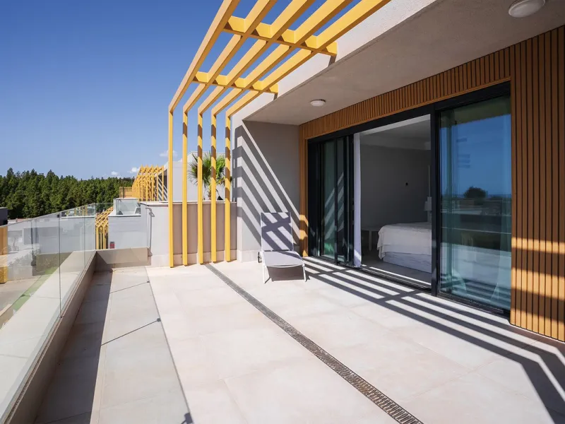 Elegant modern townhouse 500 m from the sea: comfort, style, and nature