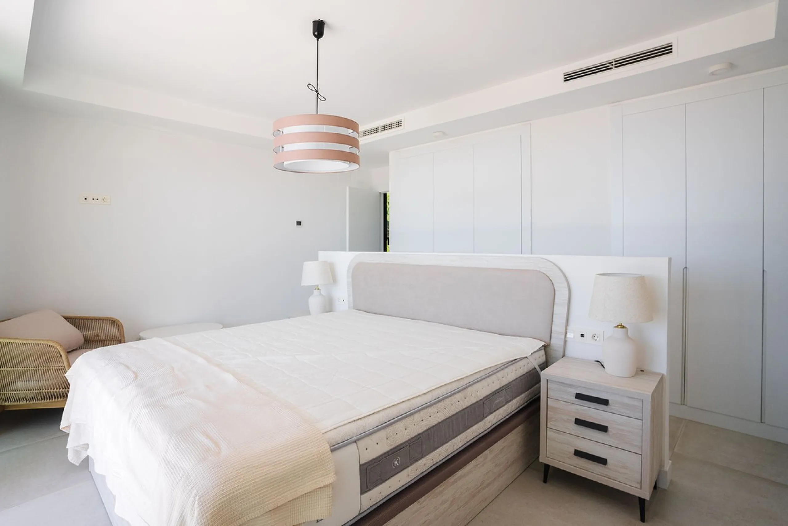 Elegant modern townhouse 500 m from the sea: comfort, style, and nature