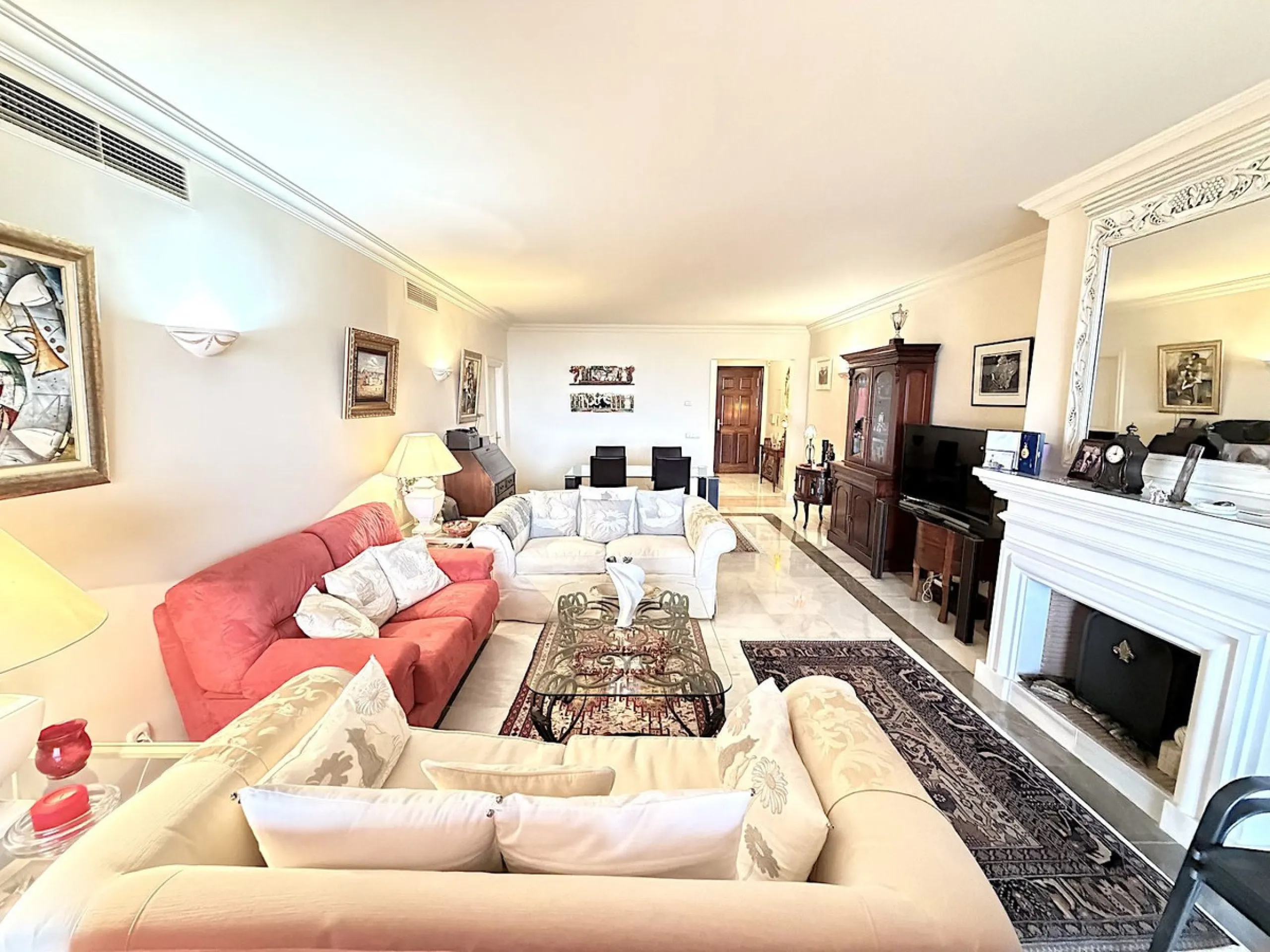 Apartment - Ground Floor Apartment в продаже в Benahavís, Málaga. В доме 2 спален и 2 ванных комнат. Площадь дома 140 м²