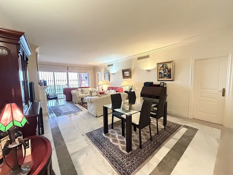 Apartment - Ground Floor Apartment в продаже в Benahavís, Málaga. В доме 2 спален и 2 ванных комнат. Площадь дома 140 м²