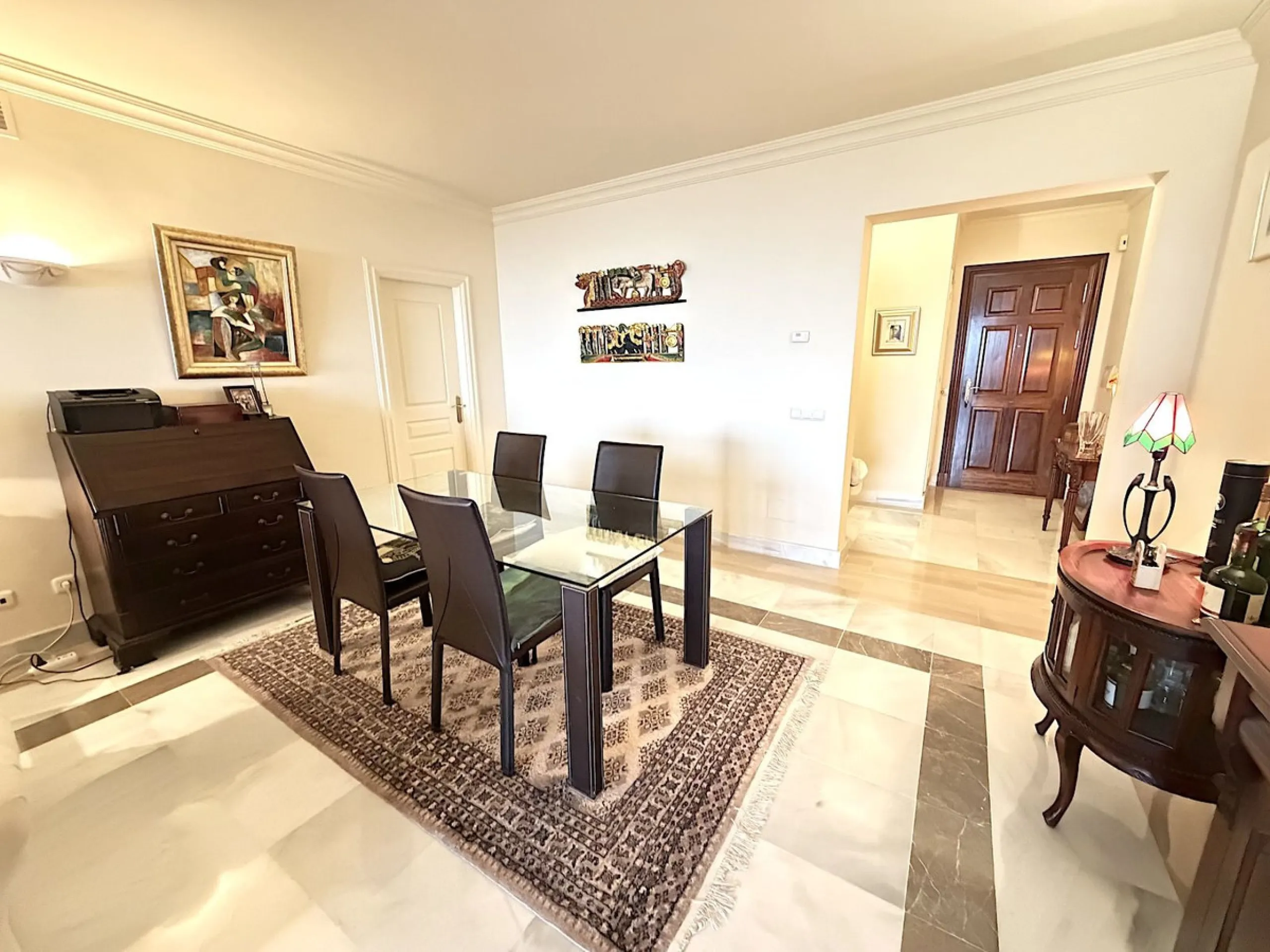 Apartment - Ground Floor Apartment в продаже в Benahavís, Málaga. В доме 2 спален и 2 ванных комнат. Площадь дома 140 м²