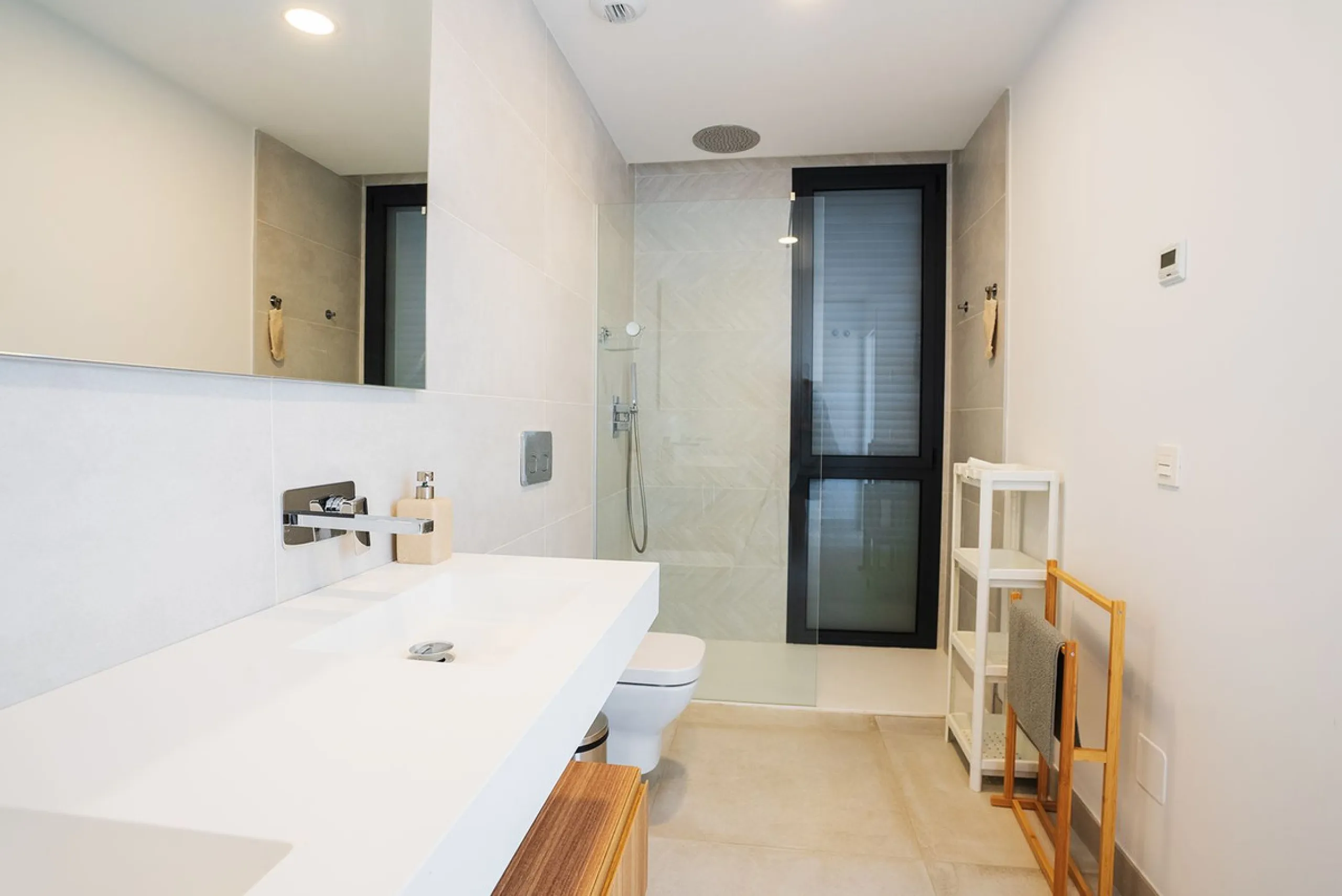 Elegant modern townhouse 500 m from the sea: comfort, style, and nature