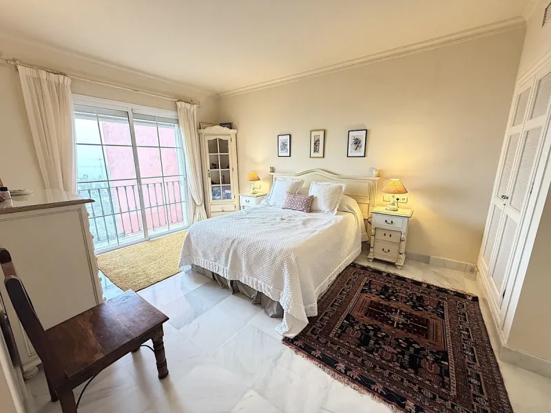 Apartment - Ground Floor Apartment в продаже в Benahavís, Málaga. В доме 2 спален и 2 ванных комнат. Площадь дома 140 м²