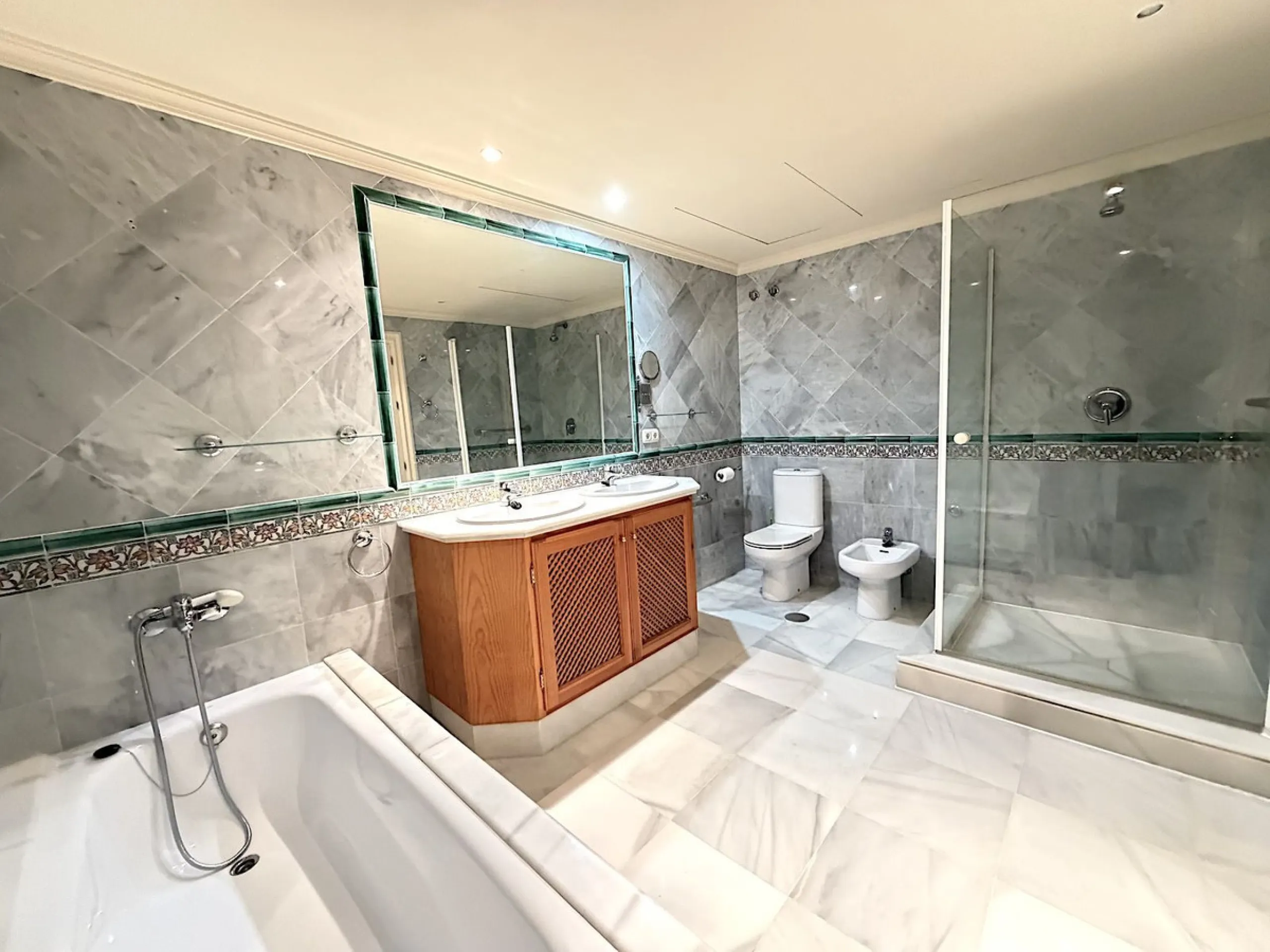 Apartment - Ground Floor Apartment в продаже в Benahavís, Málaga. В доме 2 спален и 2 ванных комнат. Площадь дома 140 м²