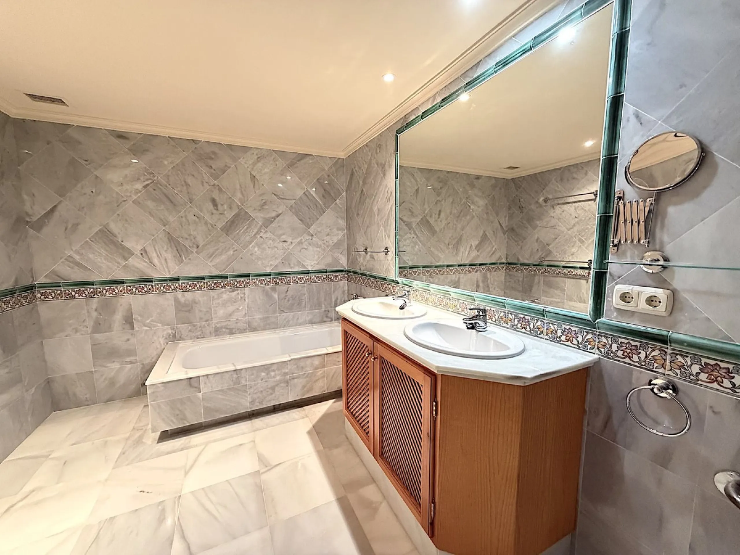 Apartment - Ground Floor Apartment в продаже в Benahavís, Málaga. В доме 2 спален и 2 ванных комнат. Площадь дома 140 м²