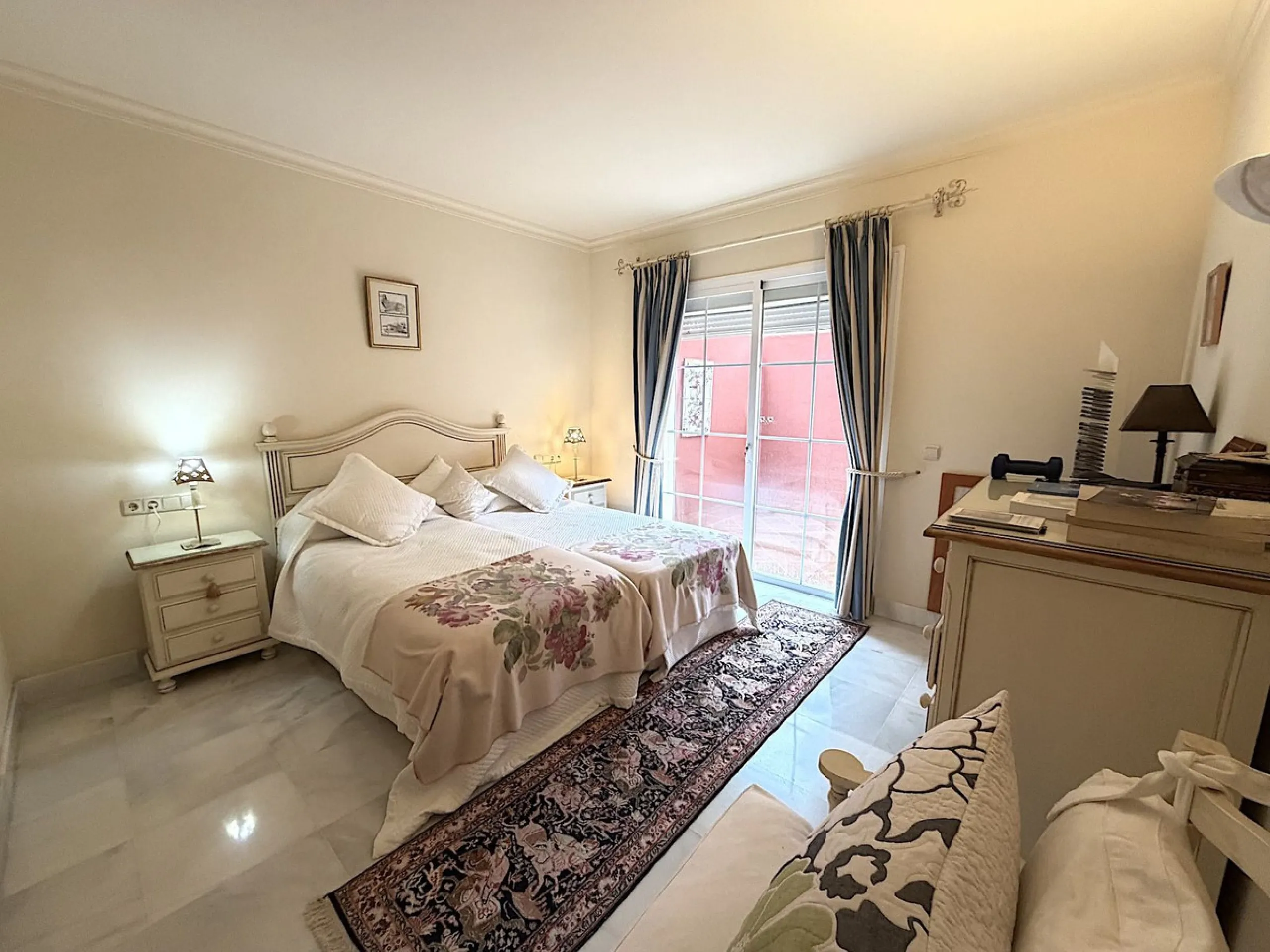 Apartment - Ground Floor Apartment в продаже в Benahavís, Málaga. В доме 2 спален и 2 ванных комнат. Площадь дома 140 м²