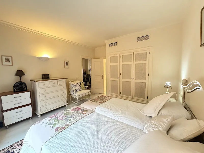 Apartment - Ground Floor Apartment в продаже в Benahavís, Málaga. В доме 2 спален и 2 ванных комнат. Площадь дома 140 м²
