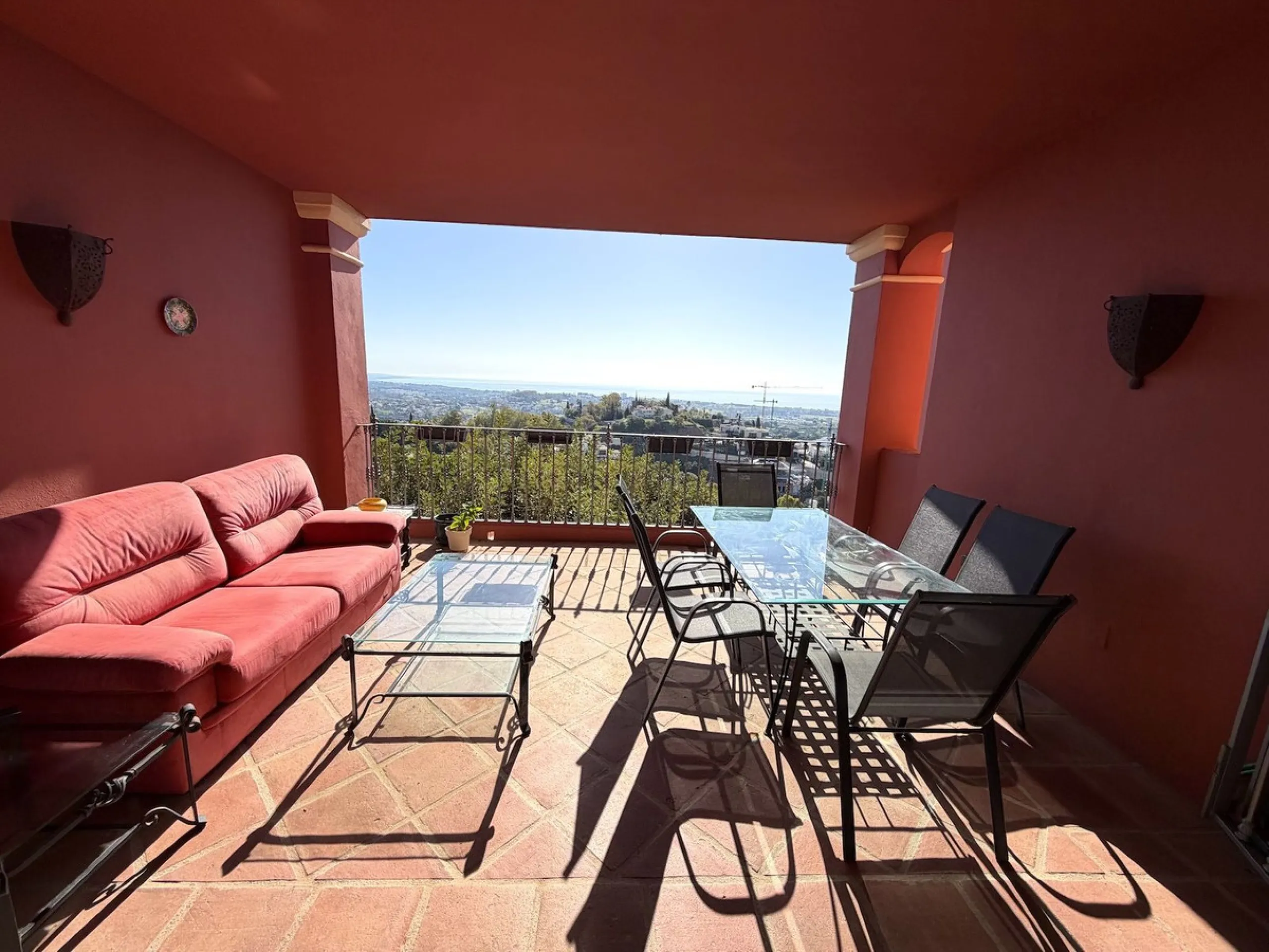 Apartment - Ground Floor Apartment в продаже в Benahavís, Málaga. В доме 2 спален и 2 ванных комнат. Площадь дома 140 м²