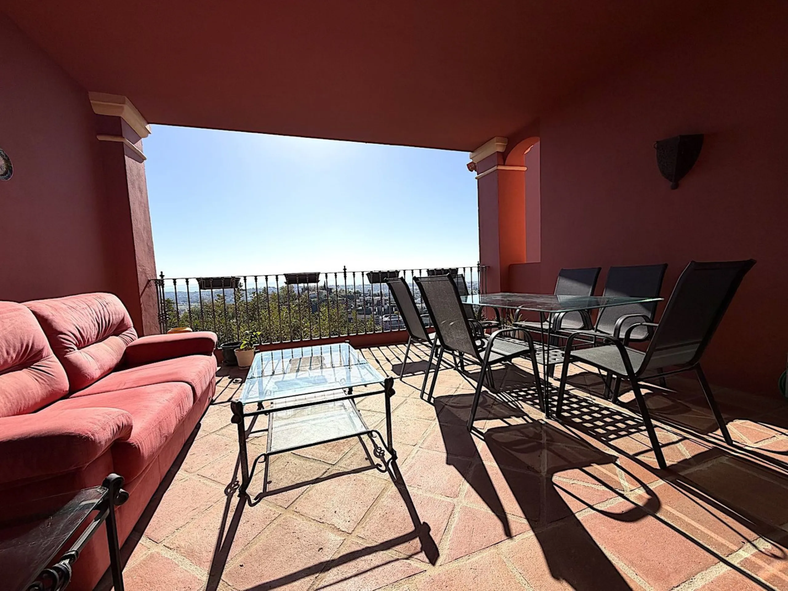 Apartment - Ground Floor Apartment в продаже в Benahavís, Málaga. В доме 2 спален и 2 ванных комнат. Площадь дома 140 м²