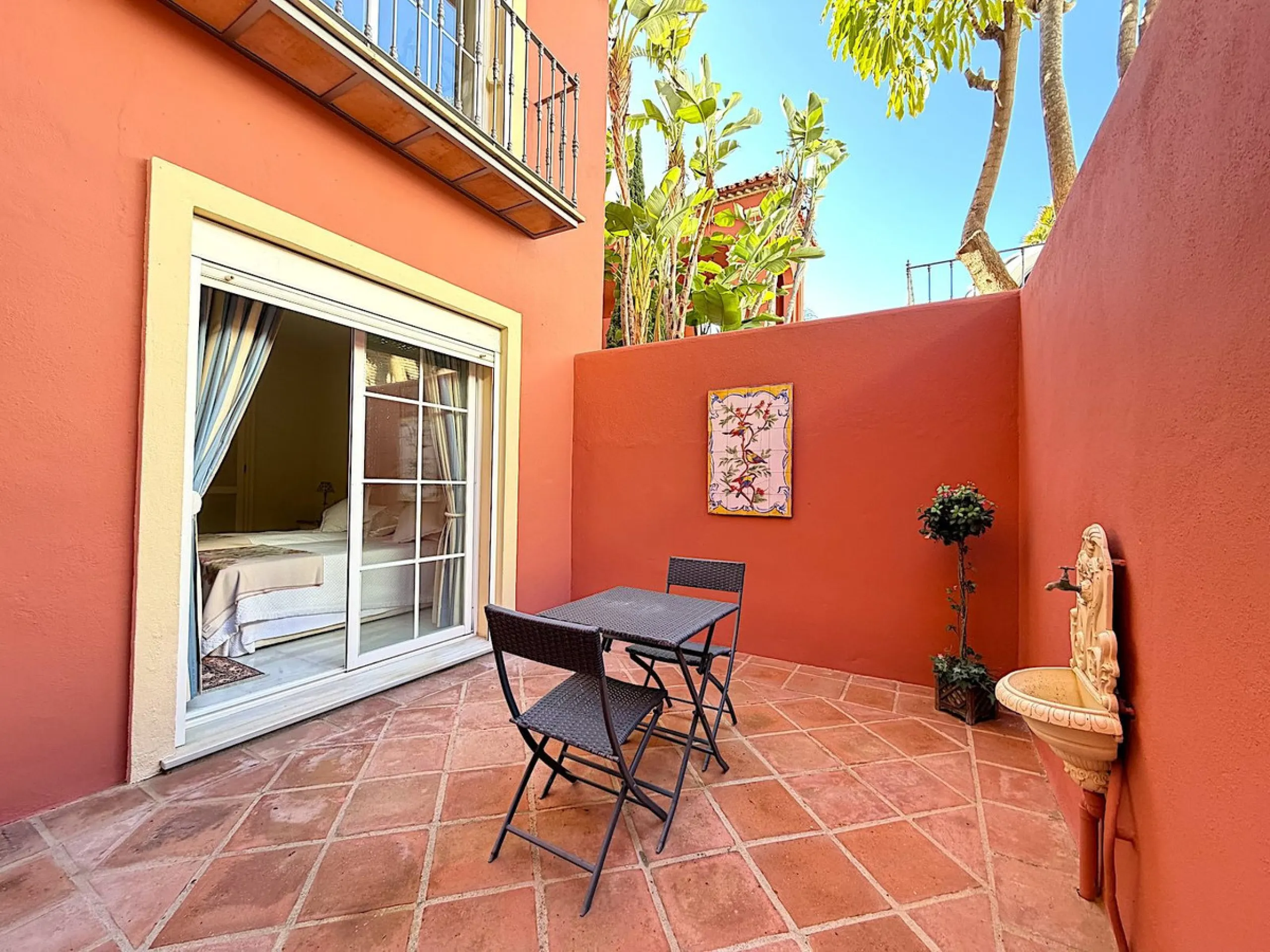 Apartment - Ground Floor Apartment в продаже в Benahavís, Málaga. В доме 2 спален и 2 ванных комнат. Площадь дома 140 м²