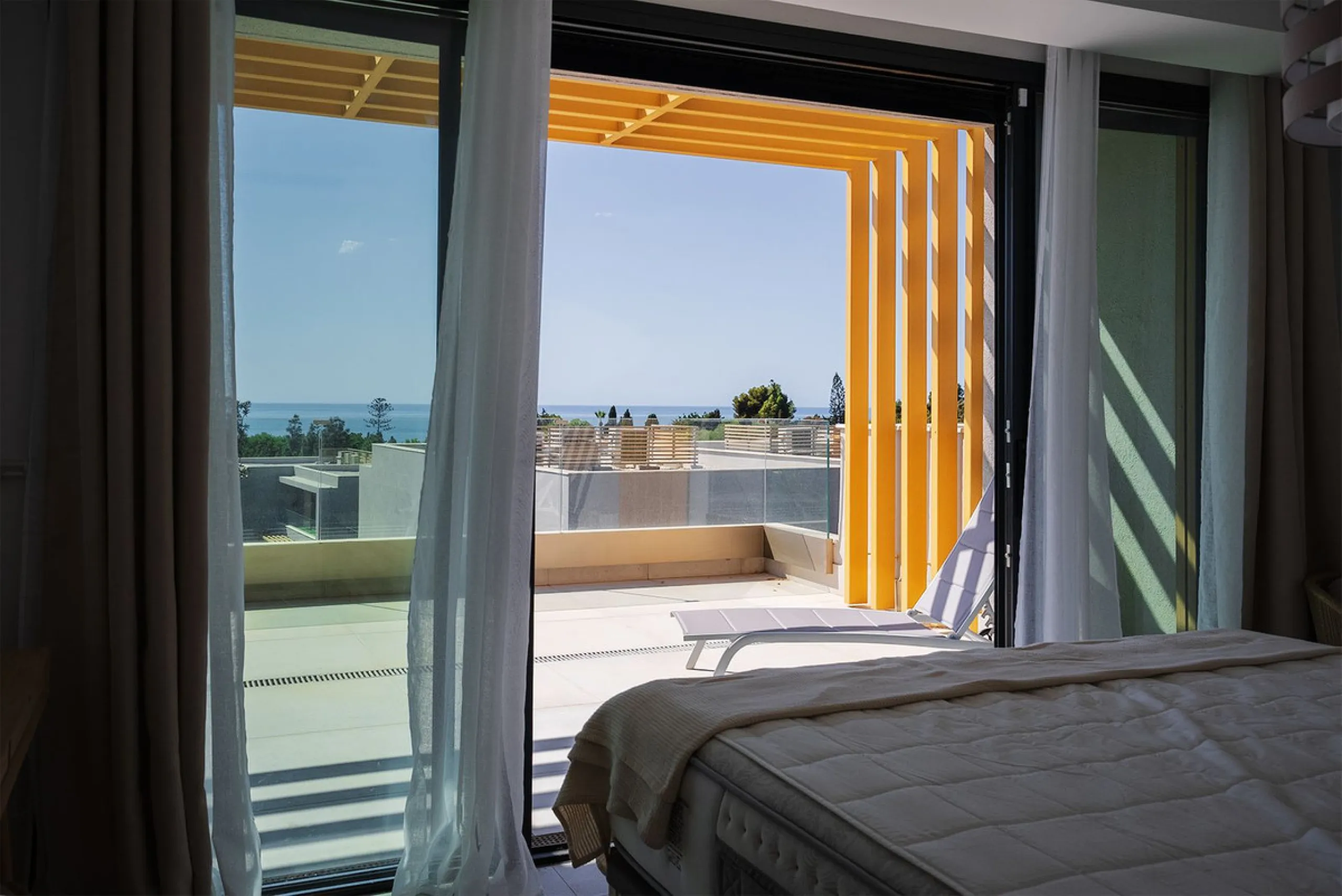 Elegant modern townhouse 500 m from the sea: comfort, style, and nature