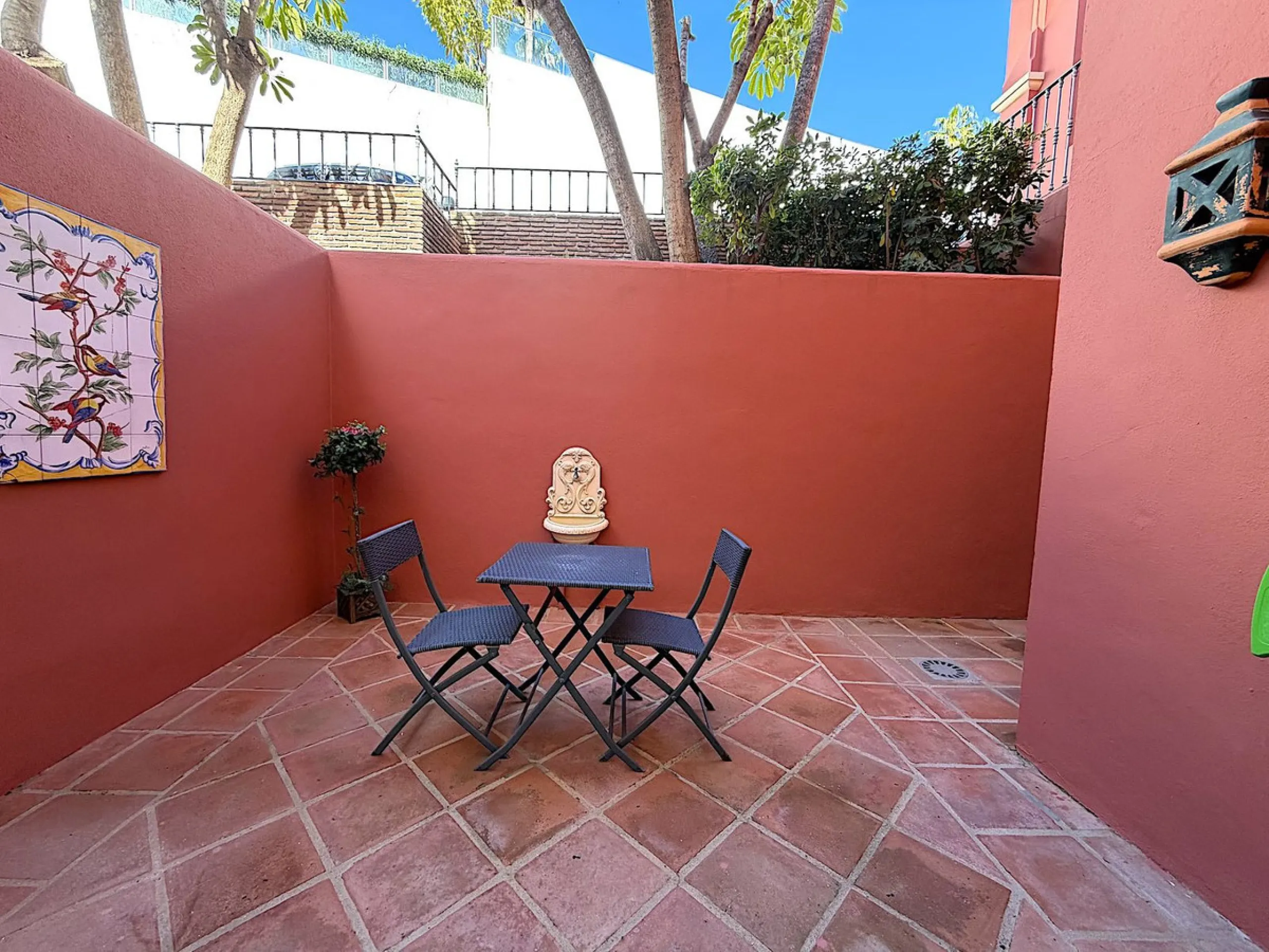 Apartment - Ground Floor Apartment в продаже в Benahavís, Málaga. В доме 2 спален и 2 ванных комнат. Площадь дома 140 м²