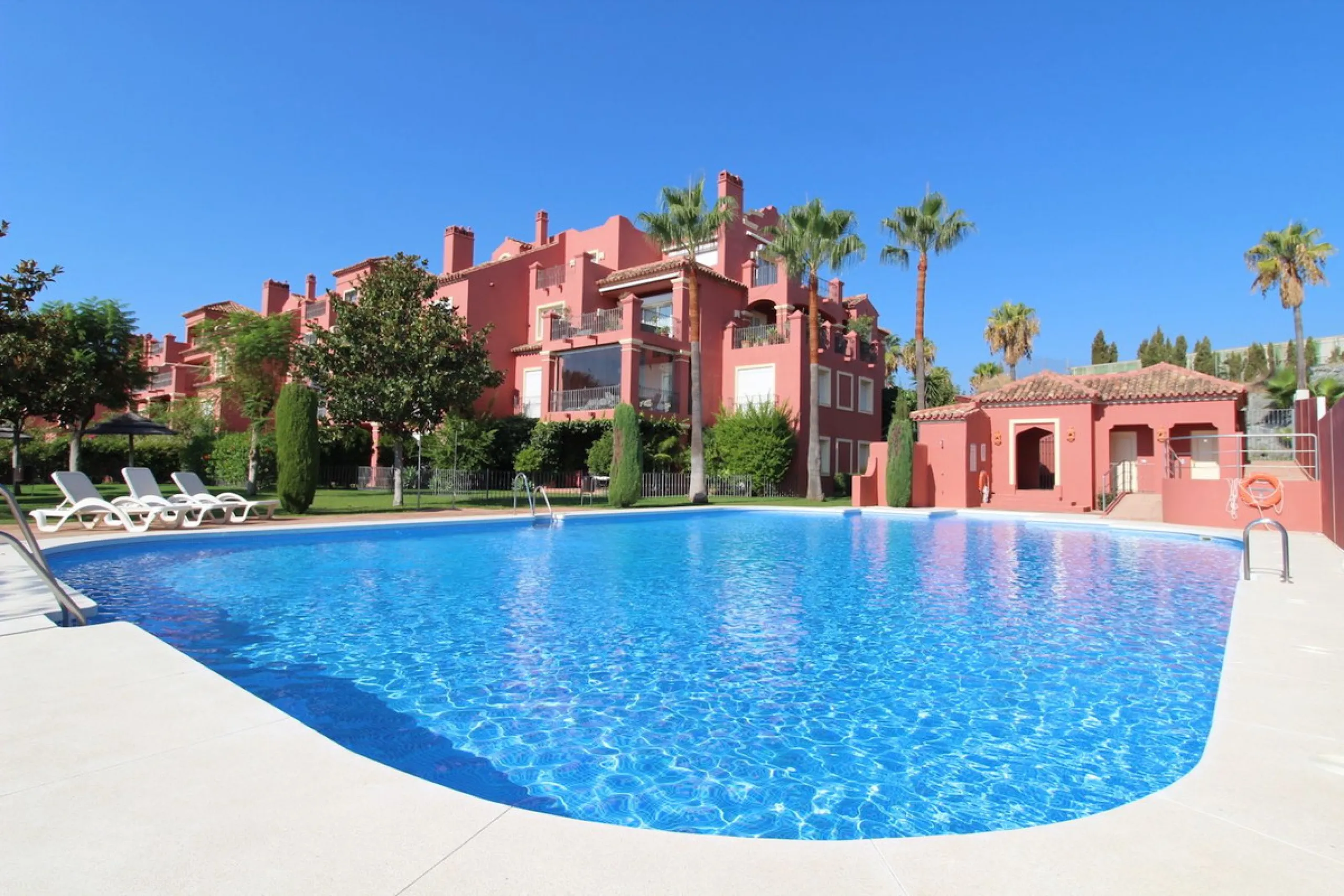 Apartment - Ground Floor Apartment в продаже в Benahavís, Málaga. В доме 2 спален и 2 ванных комнат. Площадь дома 140 м²