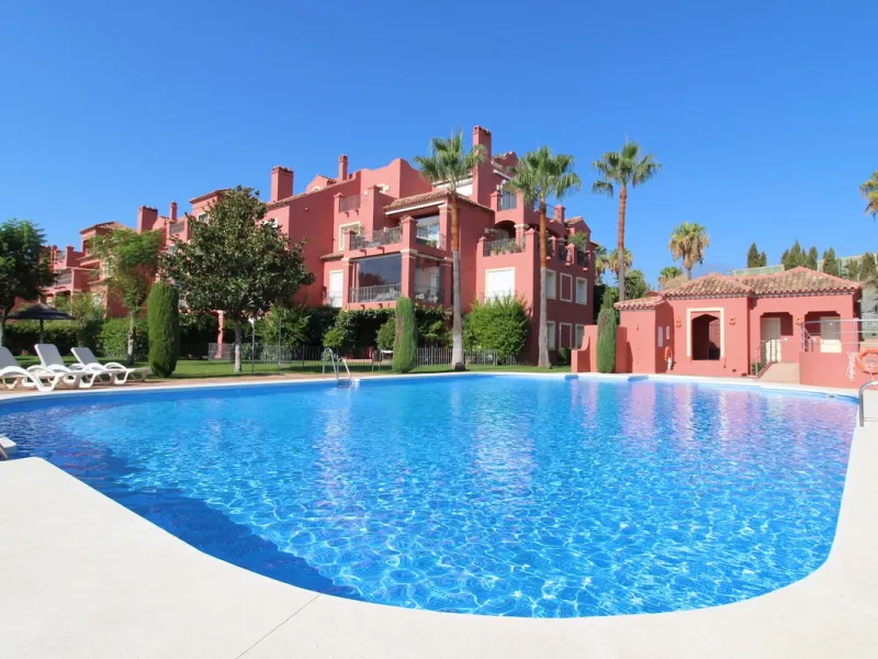 Apartment - Ground Floor Apartment в продаже в Benahavís, Málaga. В доме 2 спален и 2 ванных комнат. Площадь дома 140 м²