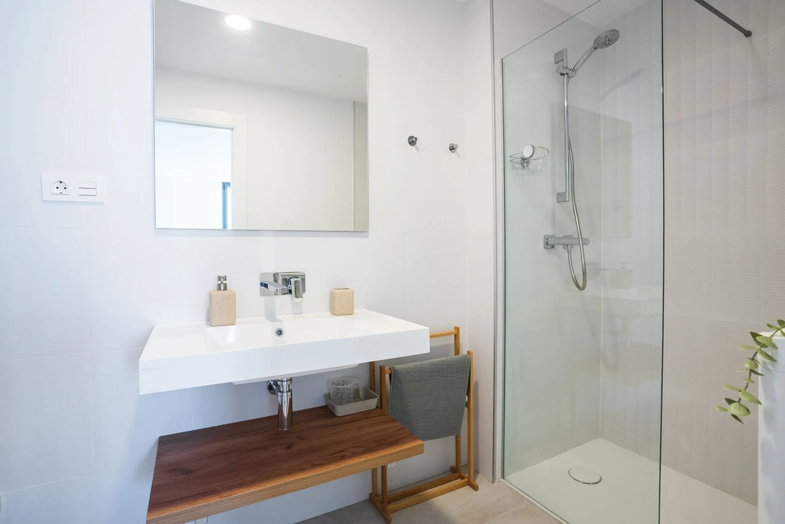 Elegant modern townhouse 500 m from the sea: comfort, style, and nature