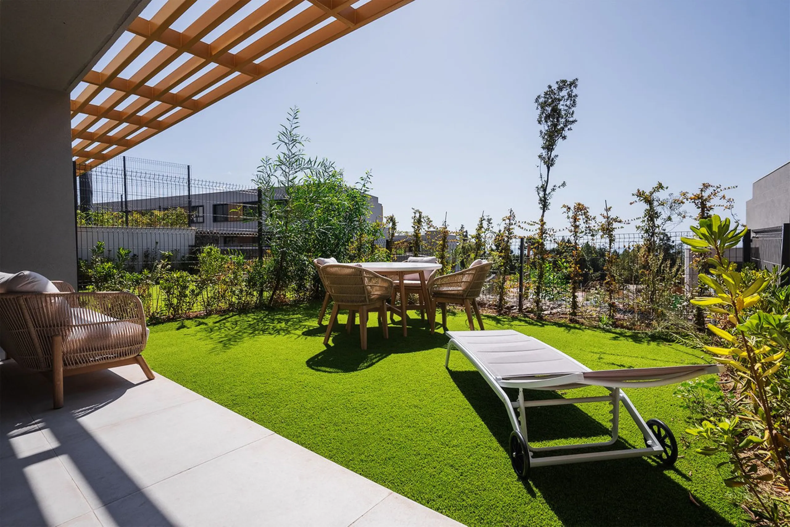 Elegant modern townhouse 500 m from the sea: comfort, style, and nature