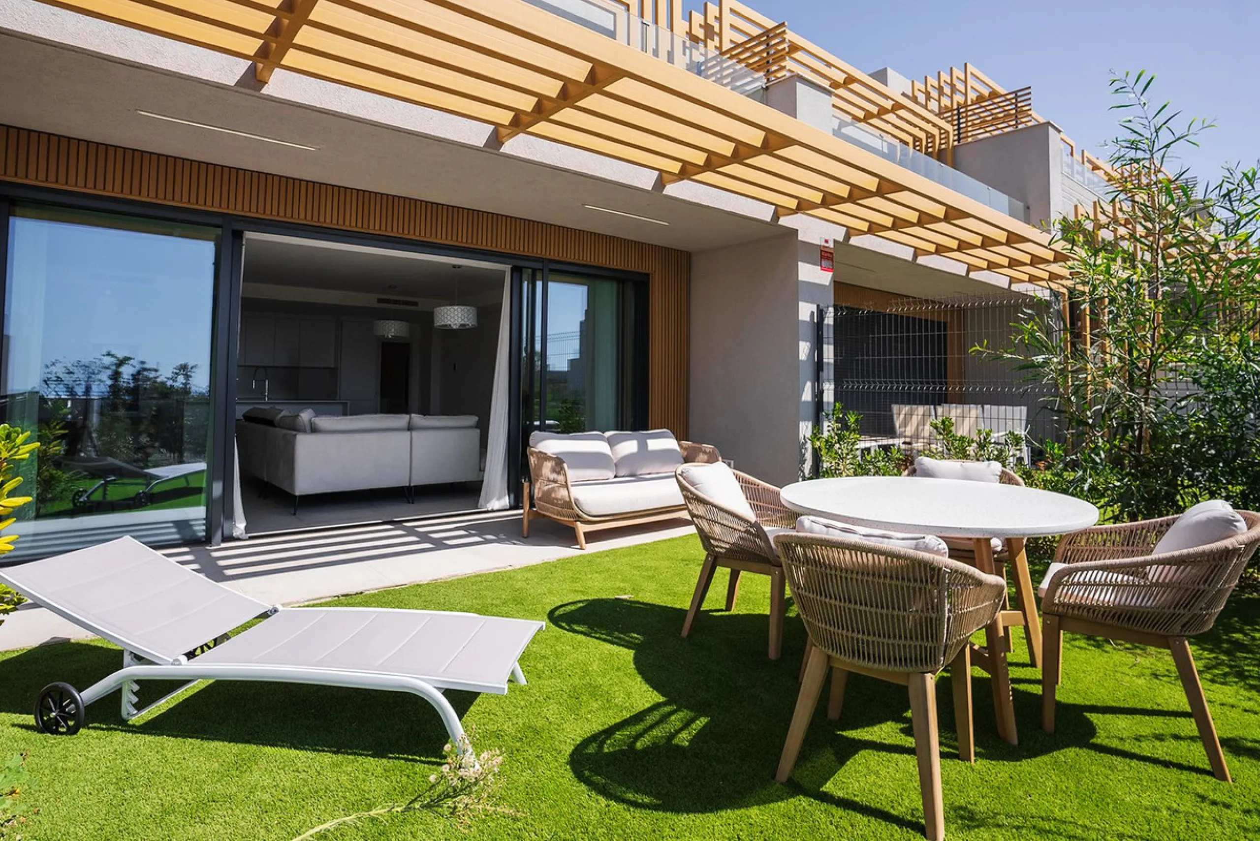 Elegant modern townhouse 500 m from the sea: comfort, style, and nature