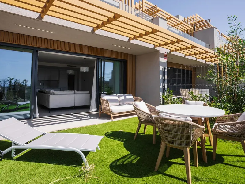 Elegant modern townhouse 500 m from the sea: comfort, style, and nature