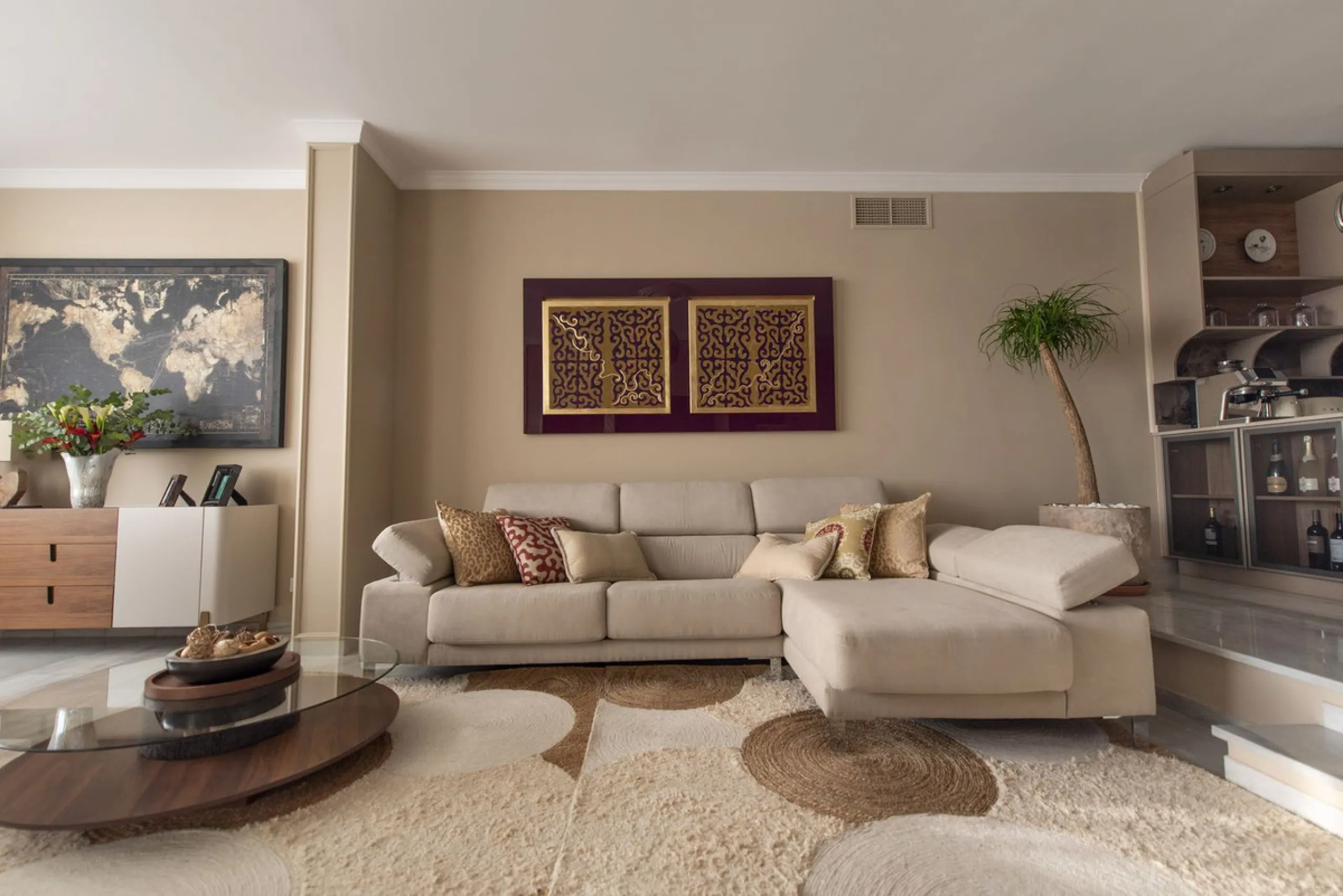 Discover this elegant, fully renovated west-facing townhouse, located in a quiet and well-maintained residential area in the heart of Aloha.