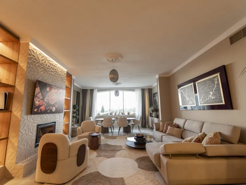 Discover this elegant, fully renovated west-facing townhouse, located in a quiet and well-maintained residential area in the heart of Aloha.