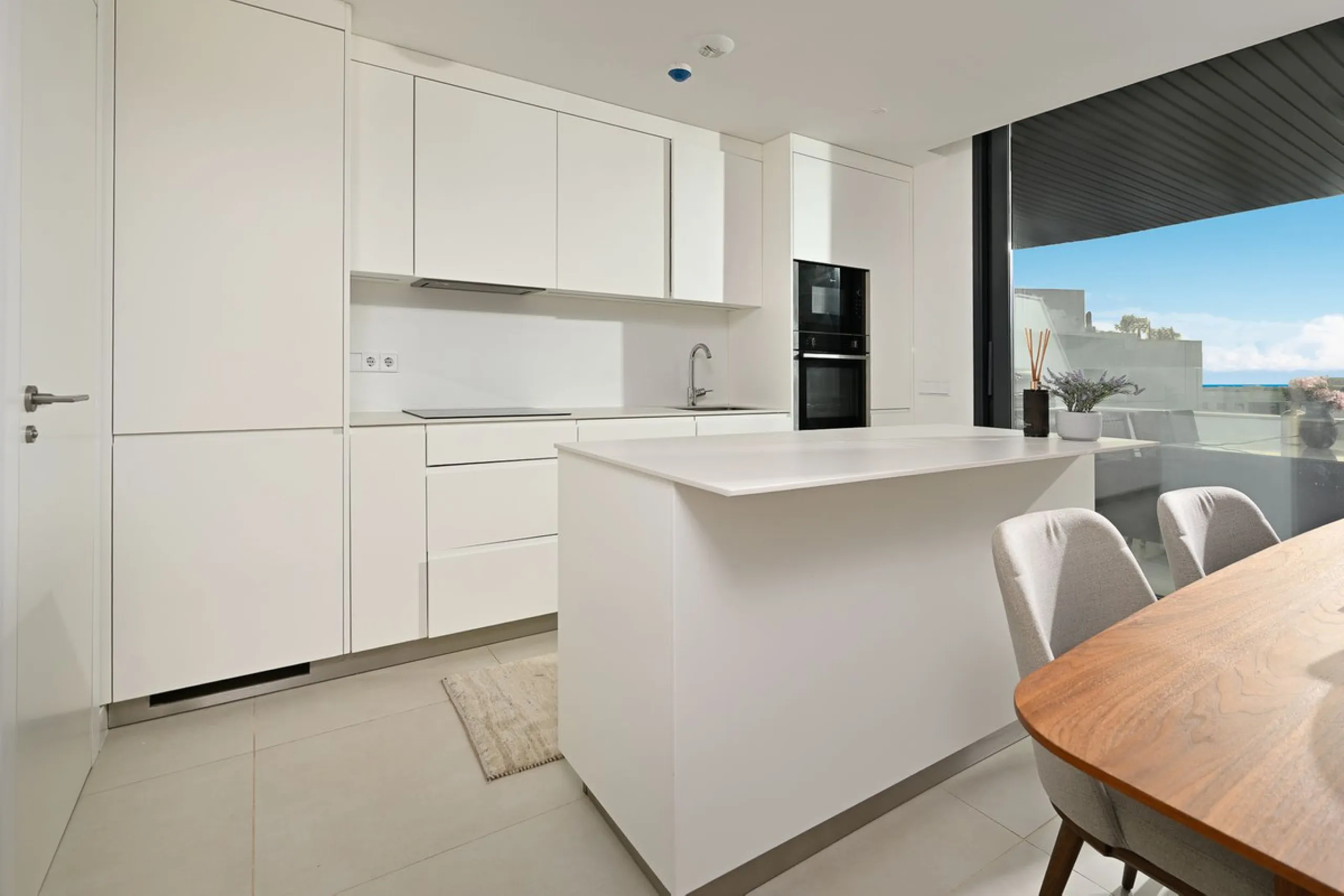 This modern apartment is situated in the sought-after area of El Higueron, Fuengirola, Malaga, offering a blend of comfort, style, and convenience. Boasting two spacious bedrooms and two bathrooms, including a luxurious en-suite, the property provides an 